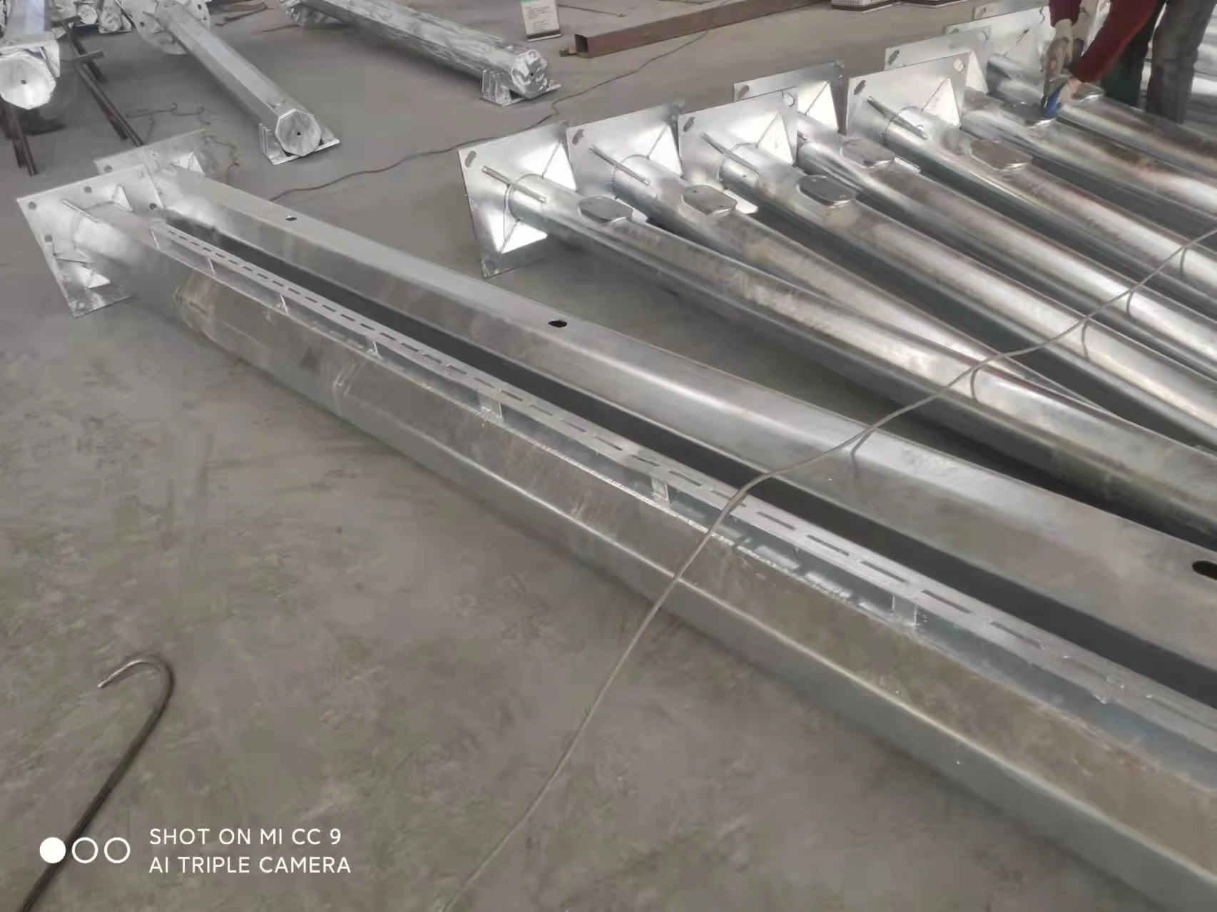 CCTV camera pole Chinese Factory Direct Sale Q235 steel Hot Dip Galvanized Road Monitoring Light Pole