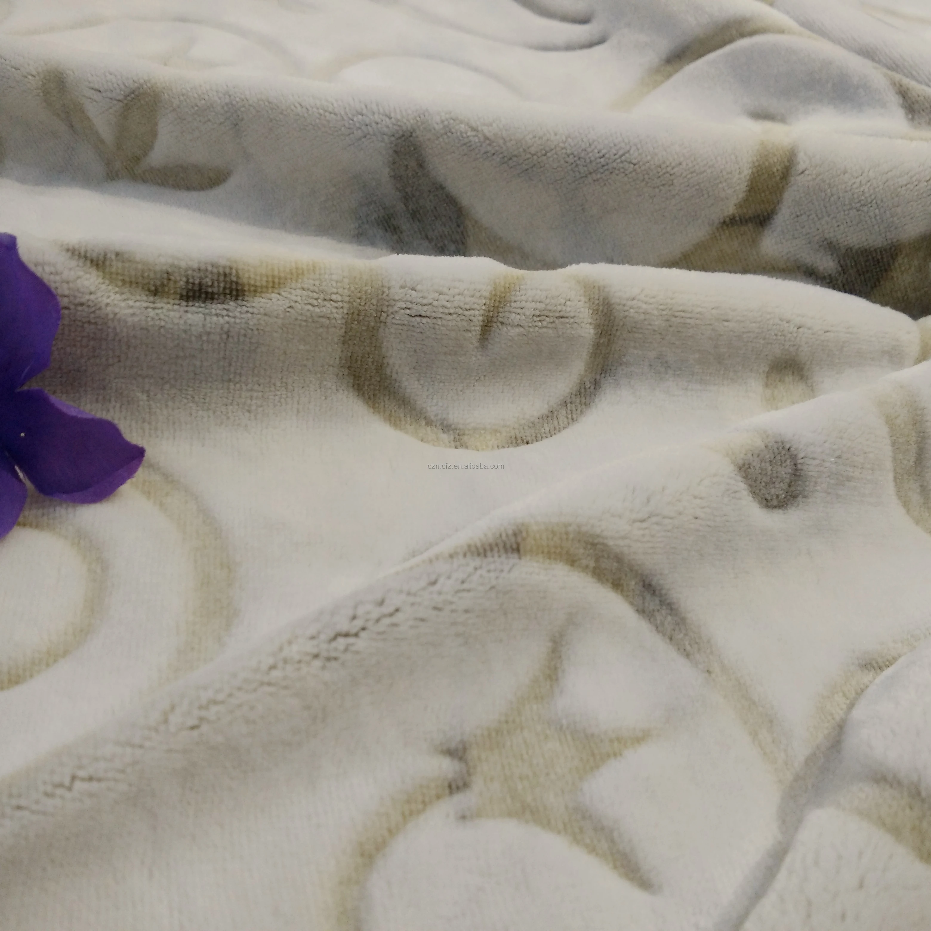 100% Polyester Hight Quality Flower Design Cutting Super Soft Flannel Velvet Fabric For Baby Blanket and  Bedding Sets