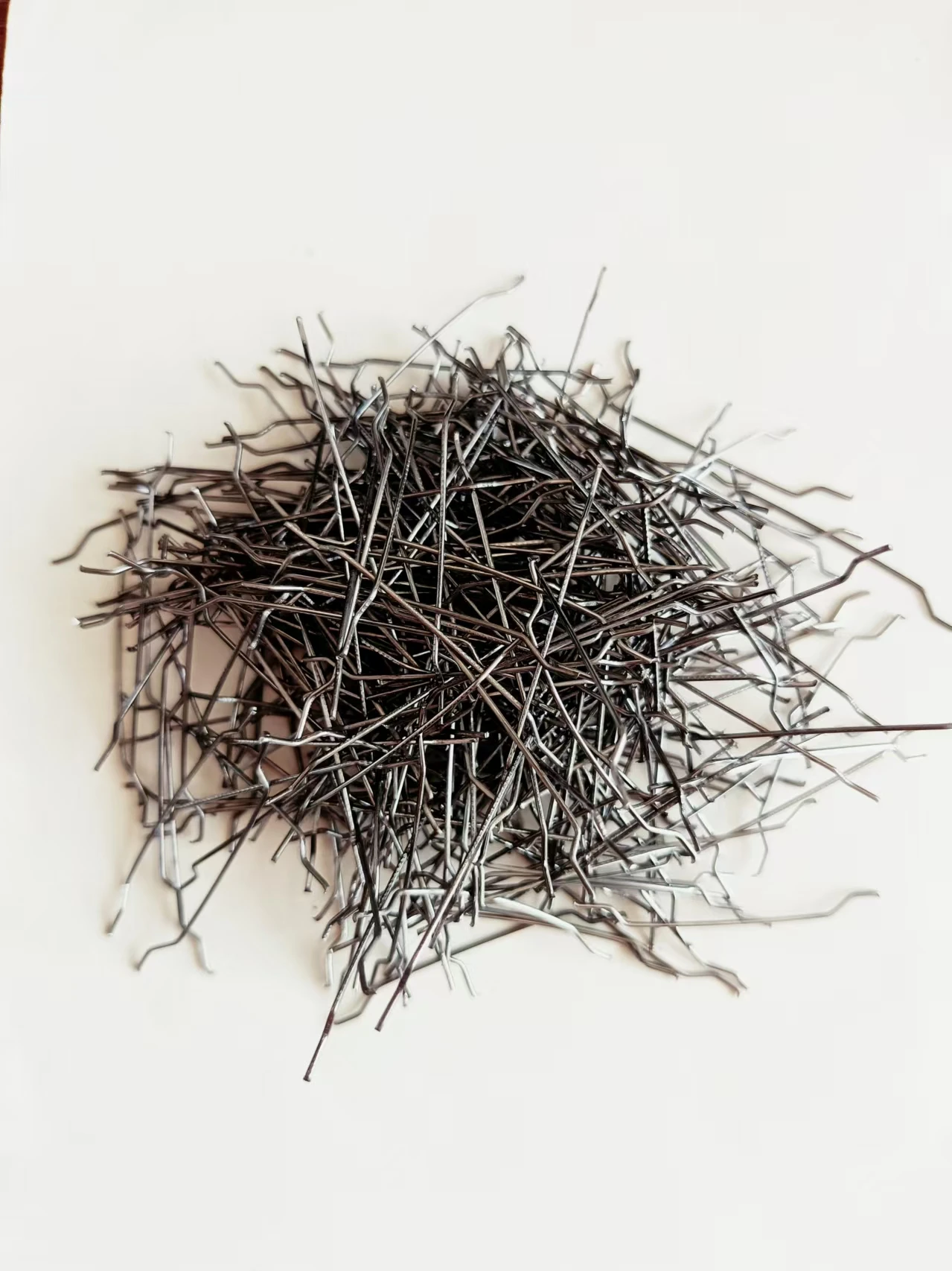 The hooked - end single - filament steel fiber is used in mortar and concrete.