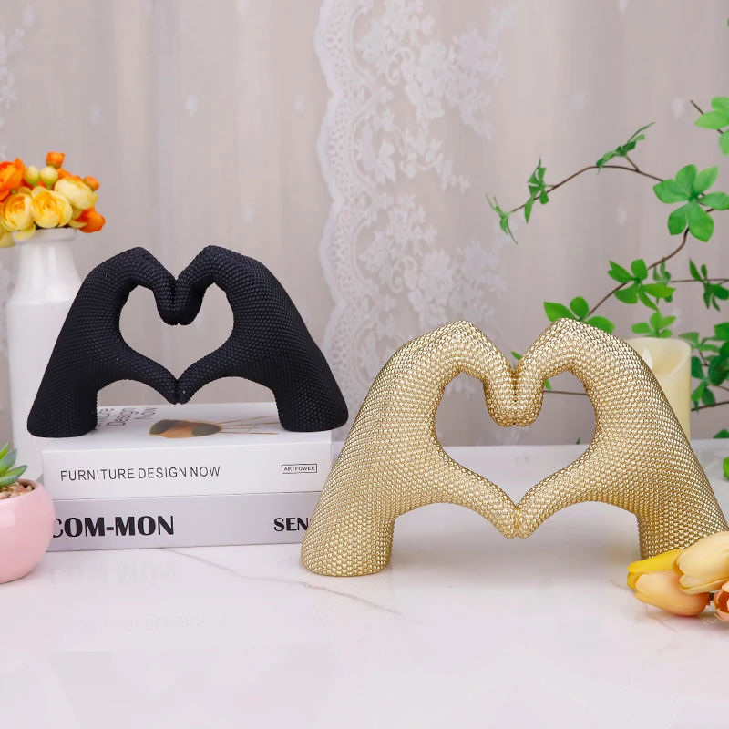 Redeco Hot Sale Simple Heart Hands Sculpture Art Resin Crafts Love Finger Love Gesture Figurine For Gifts Home Decoration