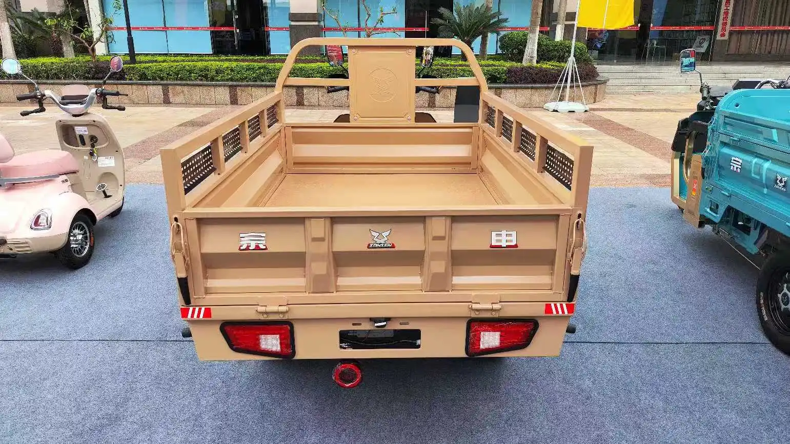 Chinese ZONSEN  Maunufatory  High Tech Tuktuk 3 Wheel Motorcycle 1500w Motor 50km/h 2t Heavy Loader
