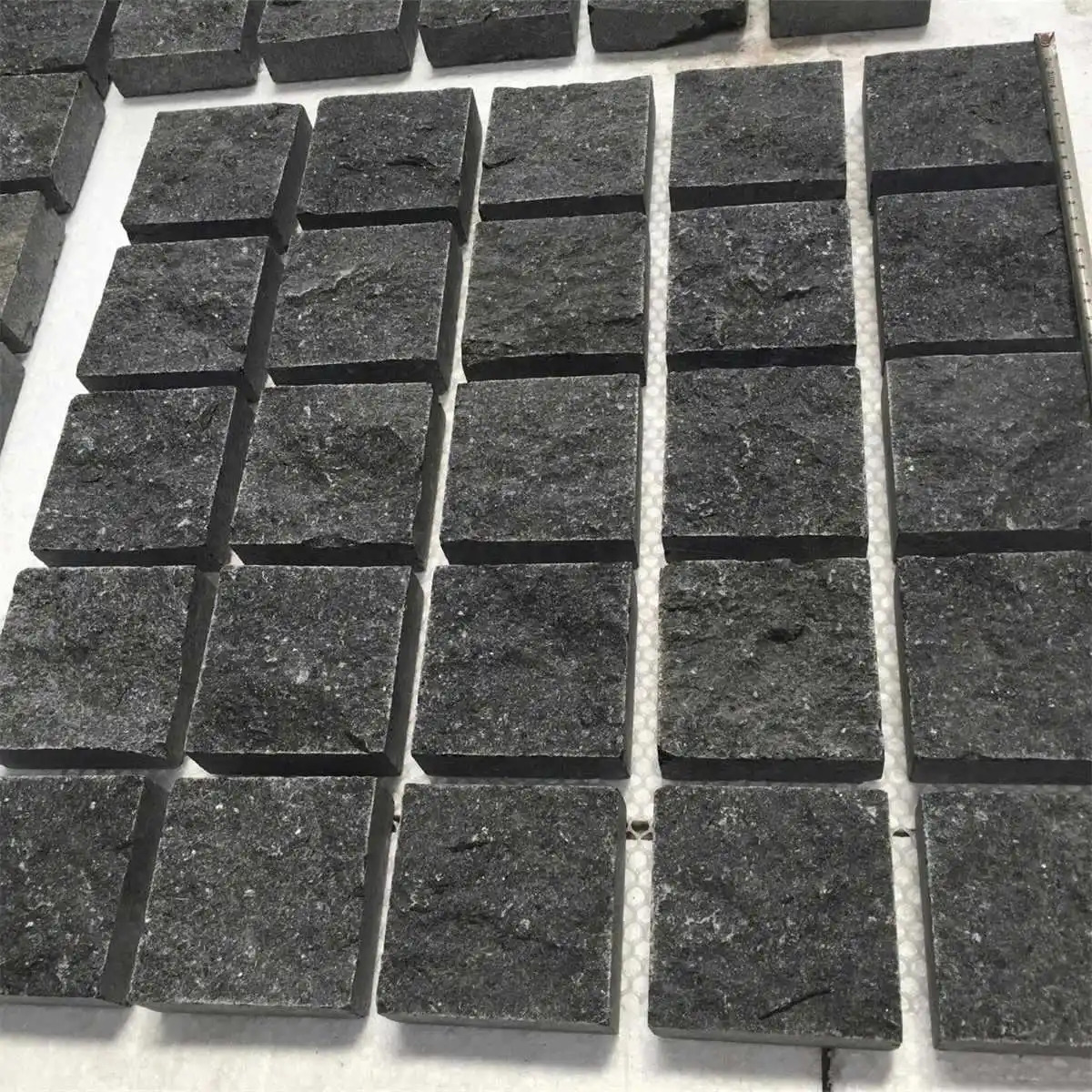 54x54cm Cobble Stone Natural Split Absolute Black Stone Pavers Outdoor Five Sides Natural Mesh Paver Suitable for Driveways