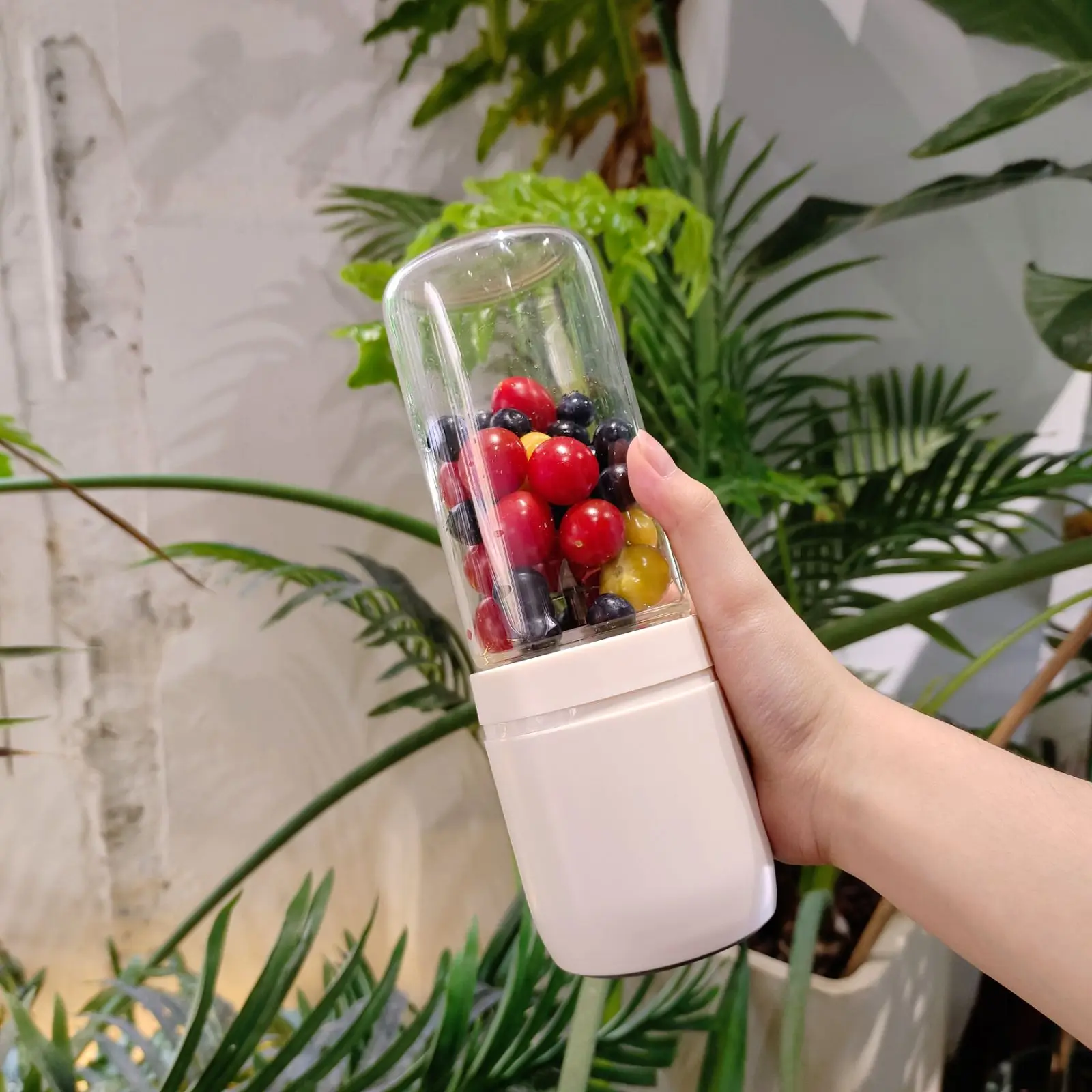 Wholesale 3.7V competitive colorful USB rechargeable blender smoothie maker blender travel portable blender cup