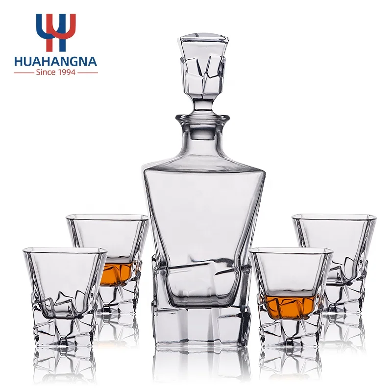 Fashioned 880ml Large Capacity Lead Free Crystal Clear Glass Whiskey Decanter Set with 4 Whisky Glasses in Premium Gift Box