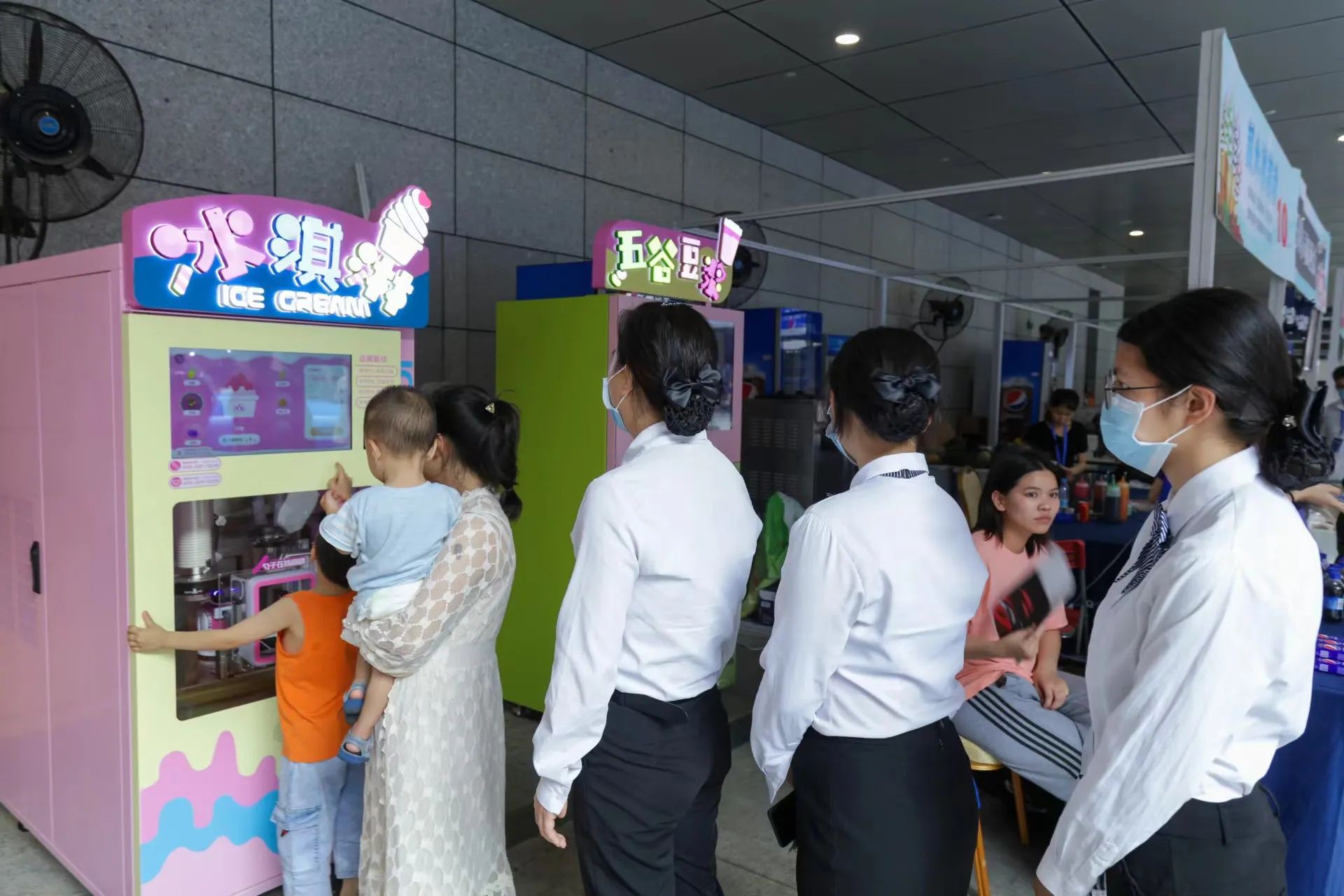 Multi-function Full Automatic Vending Machine Frozen Yogurt Ice Cream Maker Robot Soft Self-Service Commercial Ice Cream Machine