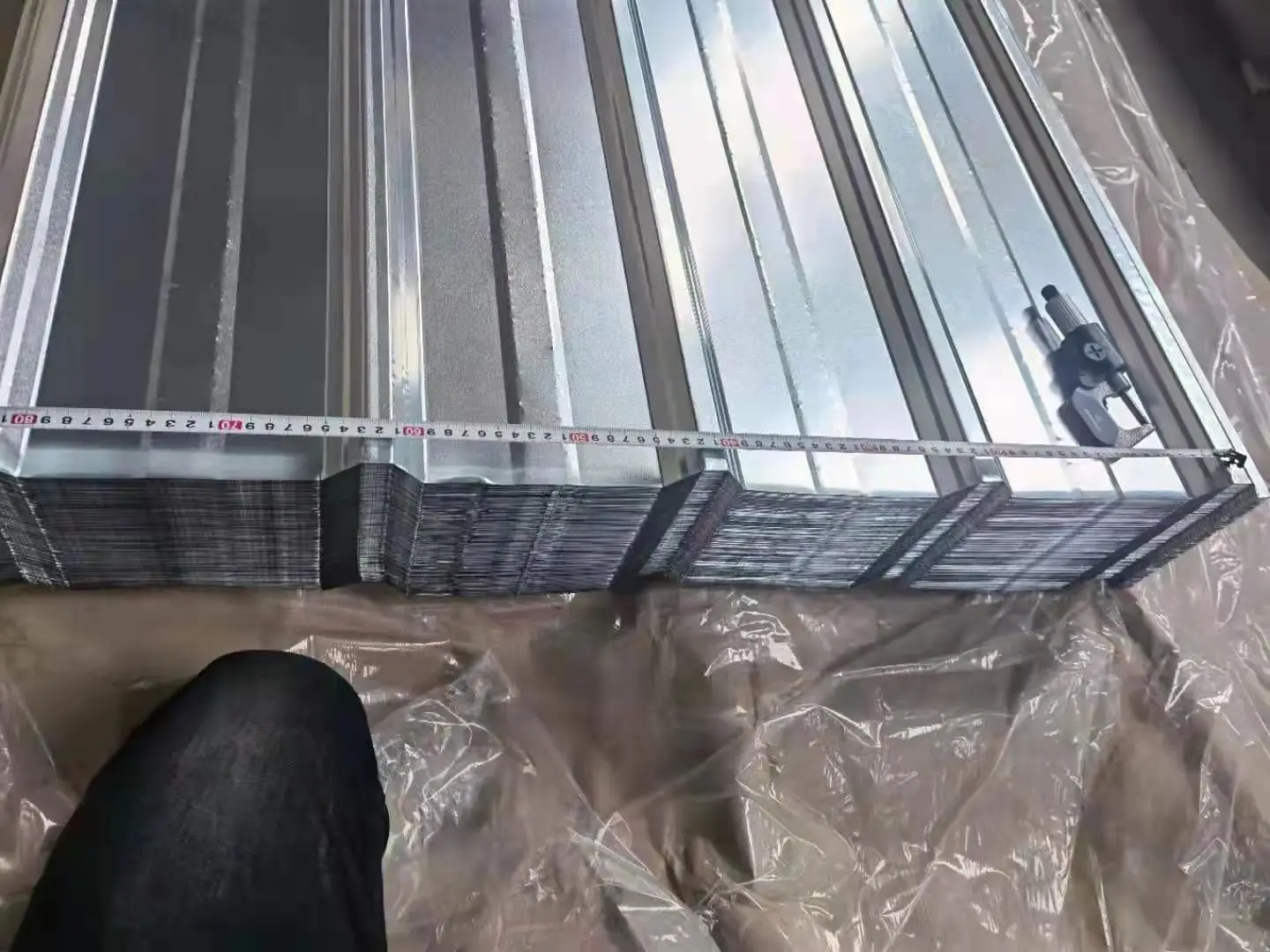 Wholesale Hot Dipped Galvanized Iron Sheet 22 26 28 Gauge Corrugated Steel Roofing Sheet   with High Quality