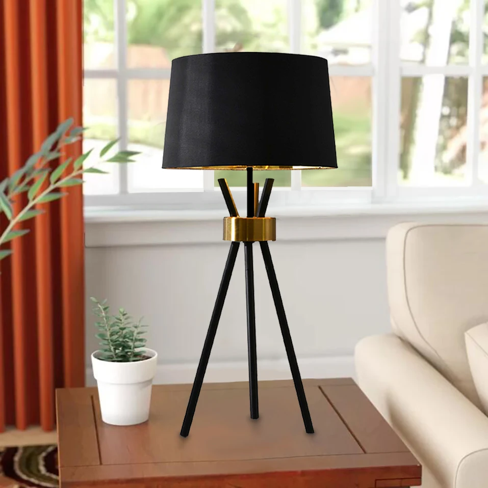 Indoor European Style Black and Gold Metal Restaurant Classical Tripod Table Lamp Desk