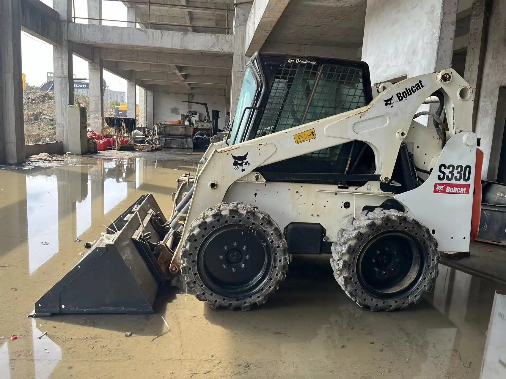 Second hand Bobcat compact skid steer loader classic model S300 S330 ready to ship