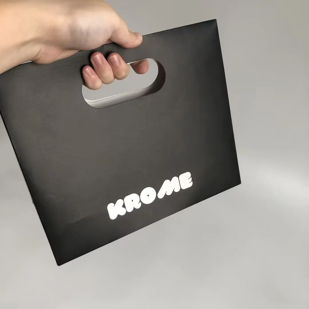 Personalized Logo die cut handle paper  bag luxury cosmetics jewelry gift packaging bag kraft shopping bags with handle