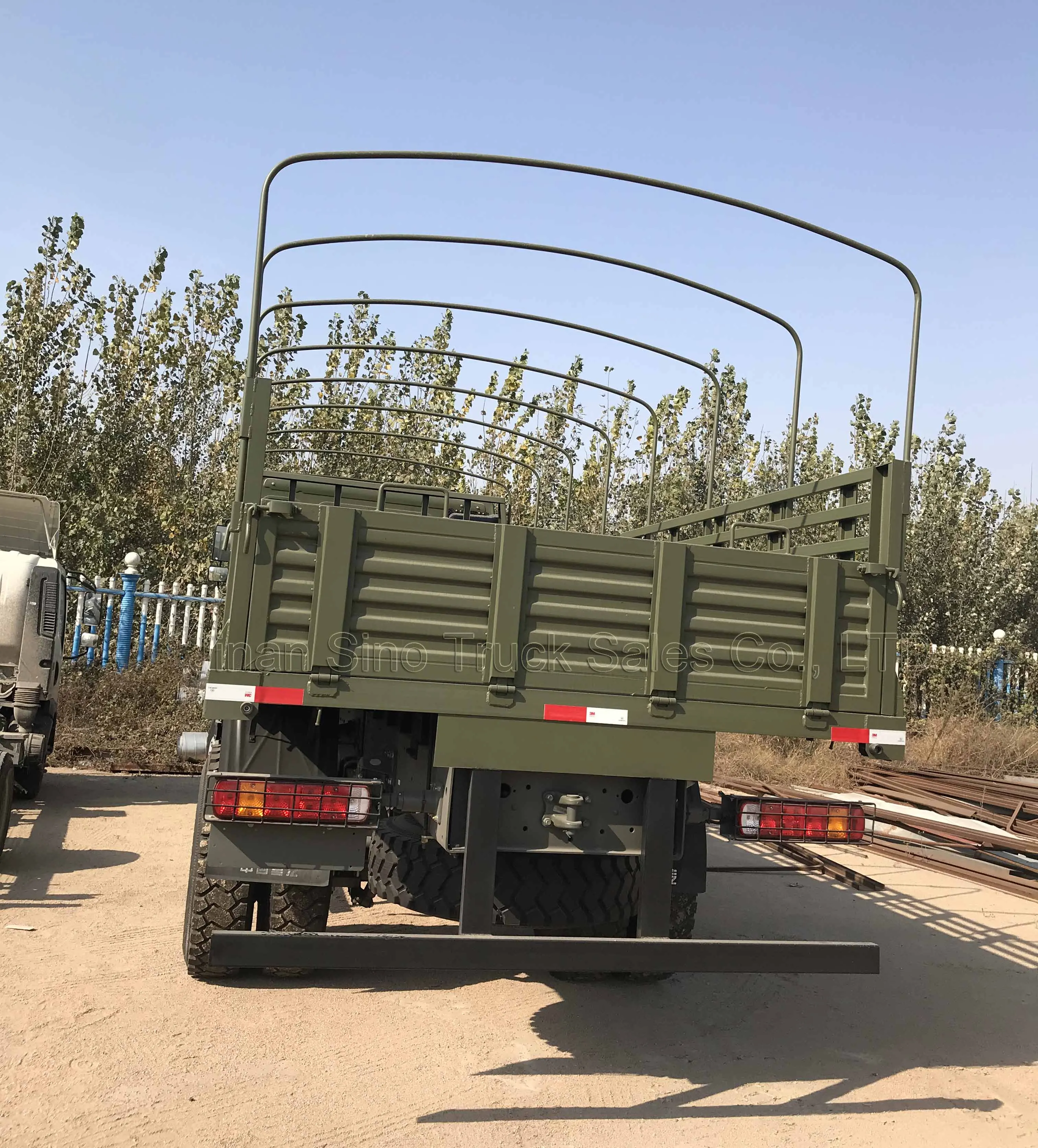 China Sinotruk Howo 4x4 4WD 16T Off road Box Stake Truck