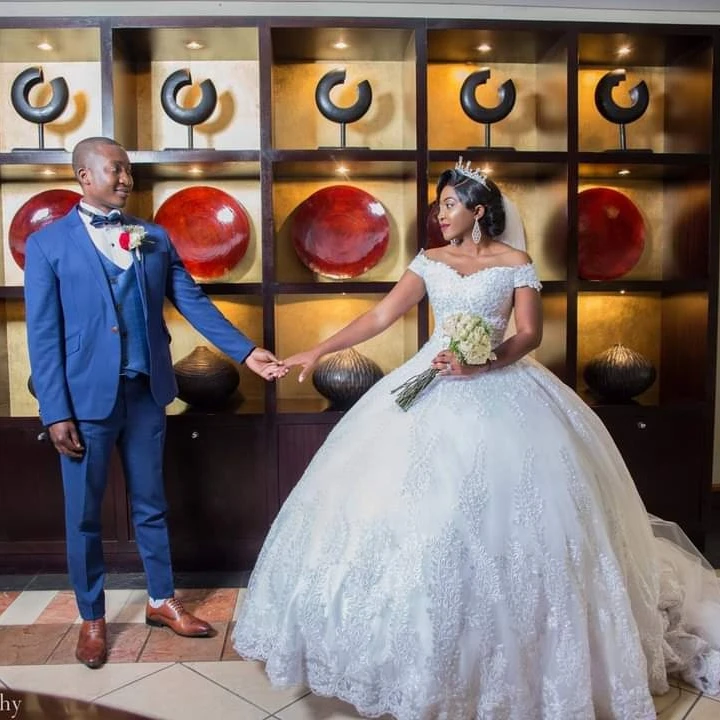 
Pure White Wedding Dress Fit And Flair Ball Stock Vintage Off Shoulder Manufacturer Sale Online Cheap Bridal Gown 