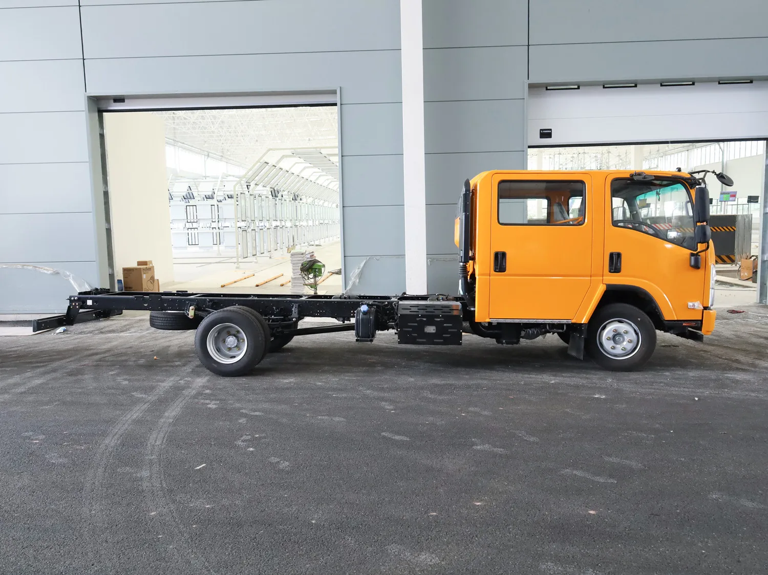 Грузовой фургон Isuzu шасси с двойной кабиной шириной 4 тонны новый Подержанный 2024 запасные части для эльфа