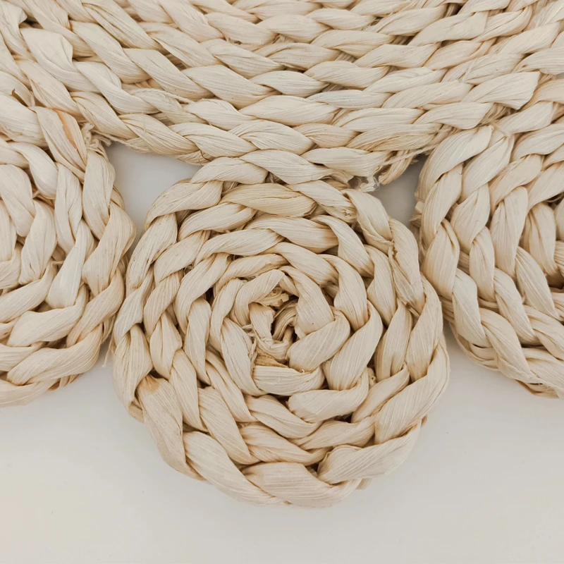 Factory Hot Selling Hand Made Eco-Friendly Material Natural Corn Husk Hollow Custom Flower Shape Placemat