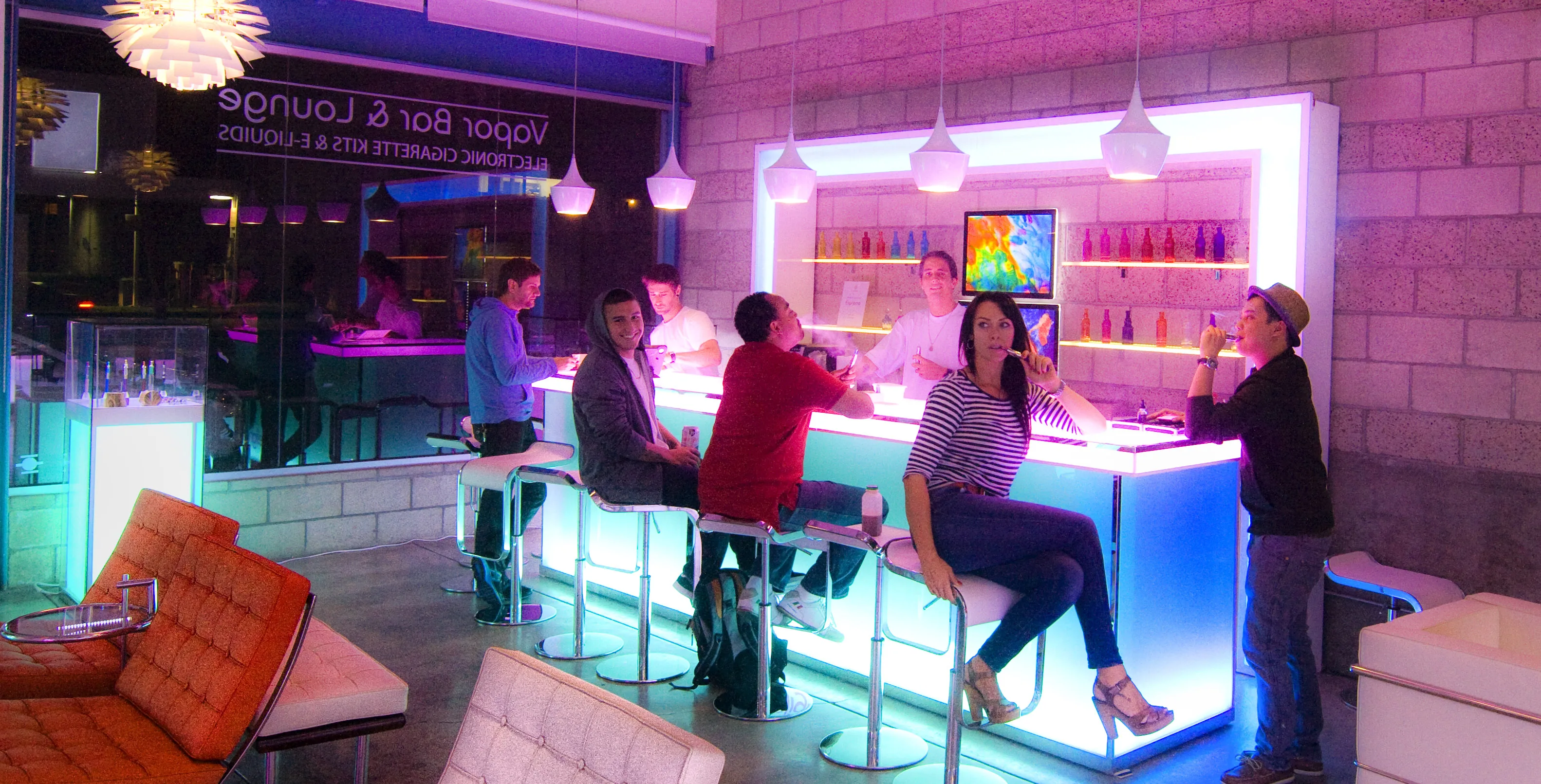 M2 Display Customized USA Modern LED Light Painting Glossy Finish Home Wine Bar Display Table Design Retail Store Bar Counter