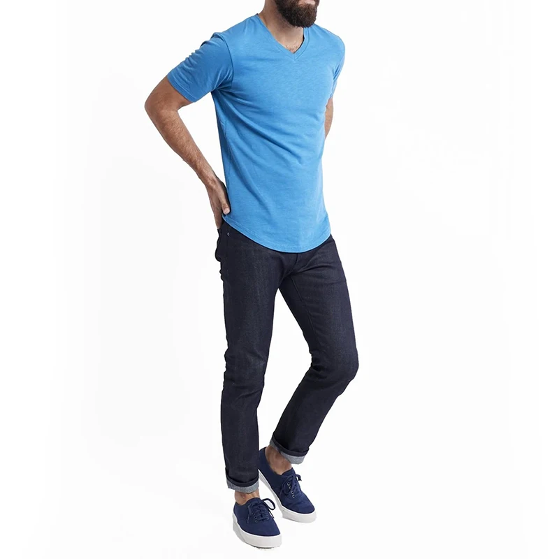 Мужская футболка с V-образным вырезом и изогнутым подолом