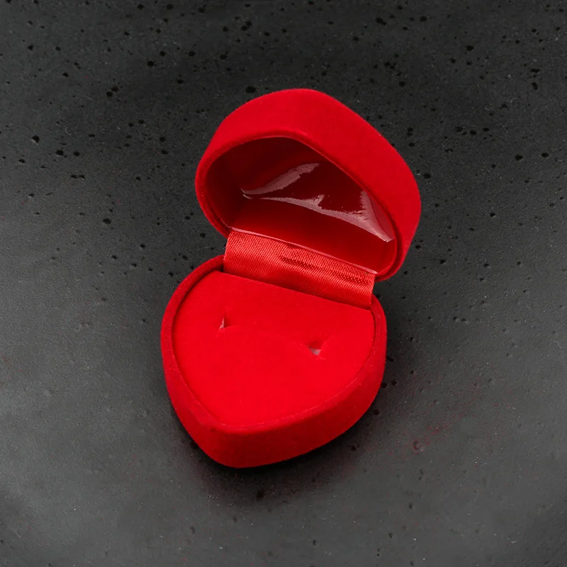 Оптовая продажа с фабрики красная бархатная коробка для ювелирных изделий в форме сердца кольца кристаллами