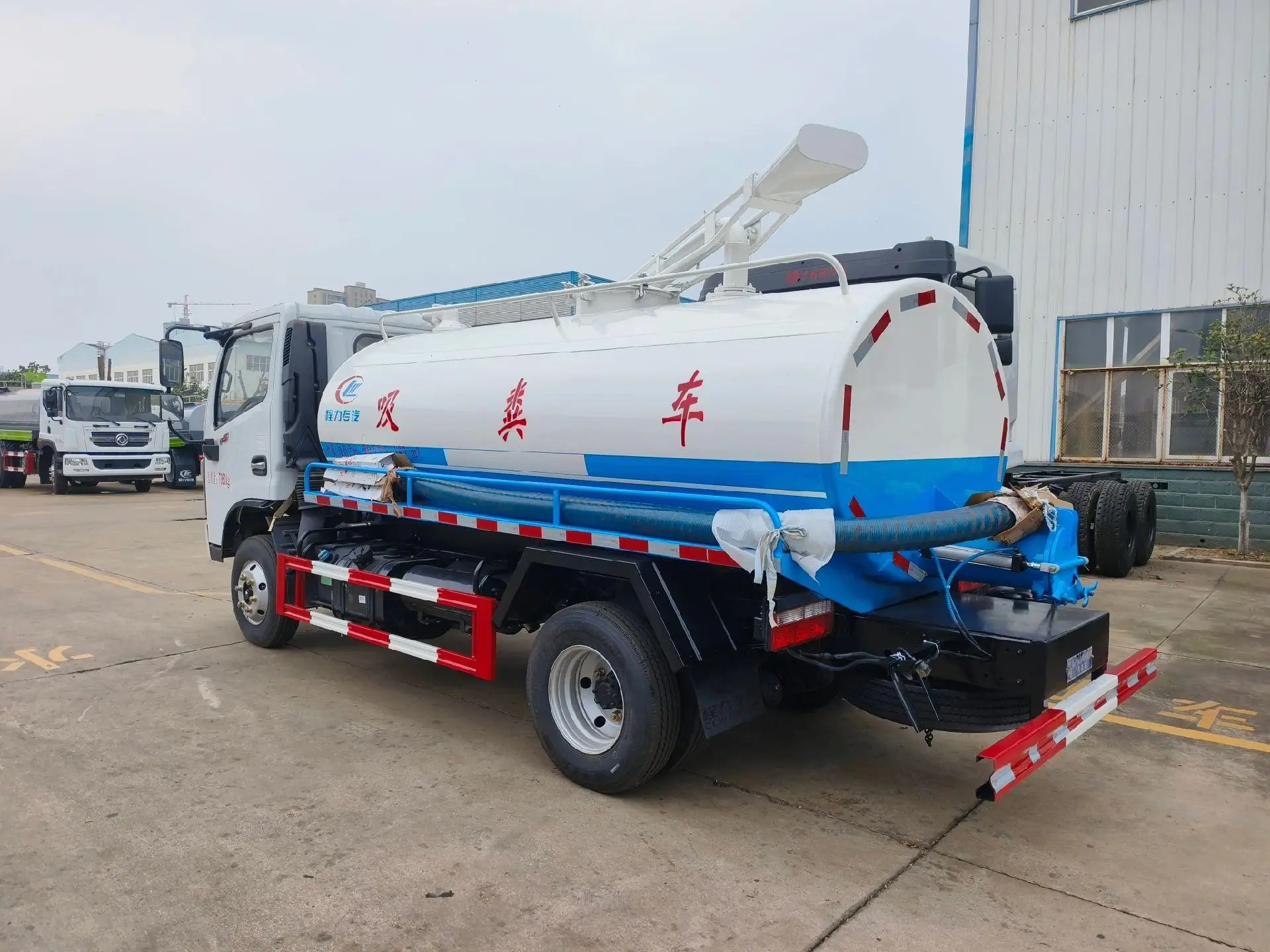 New Dongfeng 5-6 Tons Diesel Manual Sepptic Tank Pump Truck Manure Transport and Feces Pumping Truck Selling Truck