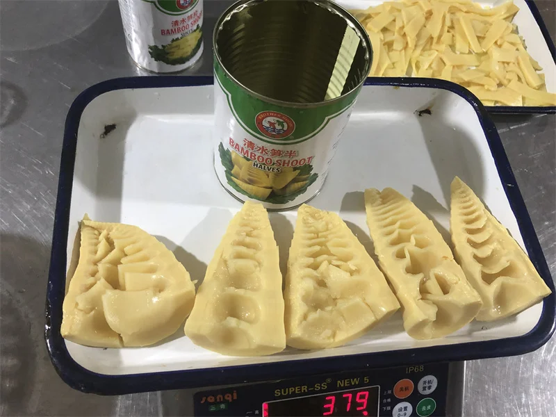 Water preserved canned bamboo shoots in halves