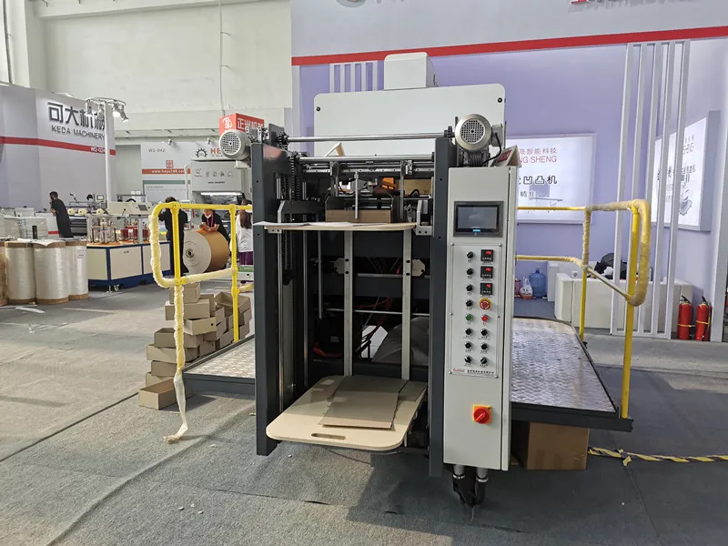 GS-4030 автоматическая машина для склеивания трех бумажных досок и угловой лентой, для изготовления жестких коробок