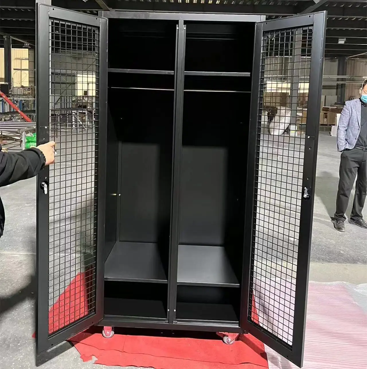 Специальные шкафчики из проволочной сетки с замком шкафчик