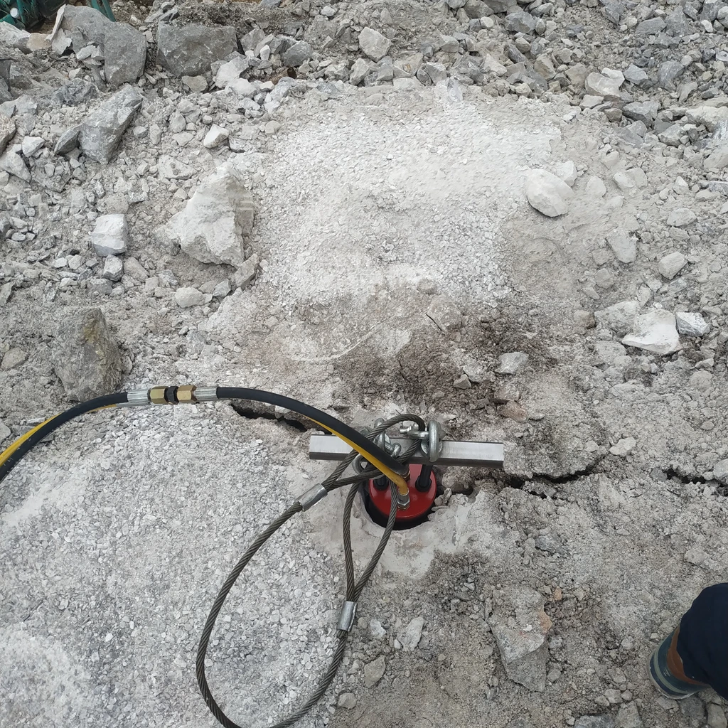 Dingli high efficient demolishing or breaking concrete block  machine,hydraulic piston rock splitter