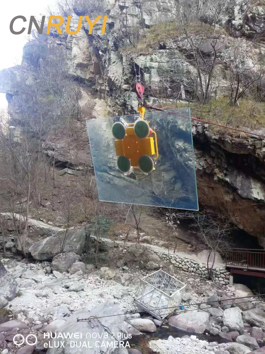 Вакуумный стеклоподъемник на присоске с нагрузкой