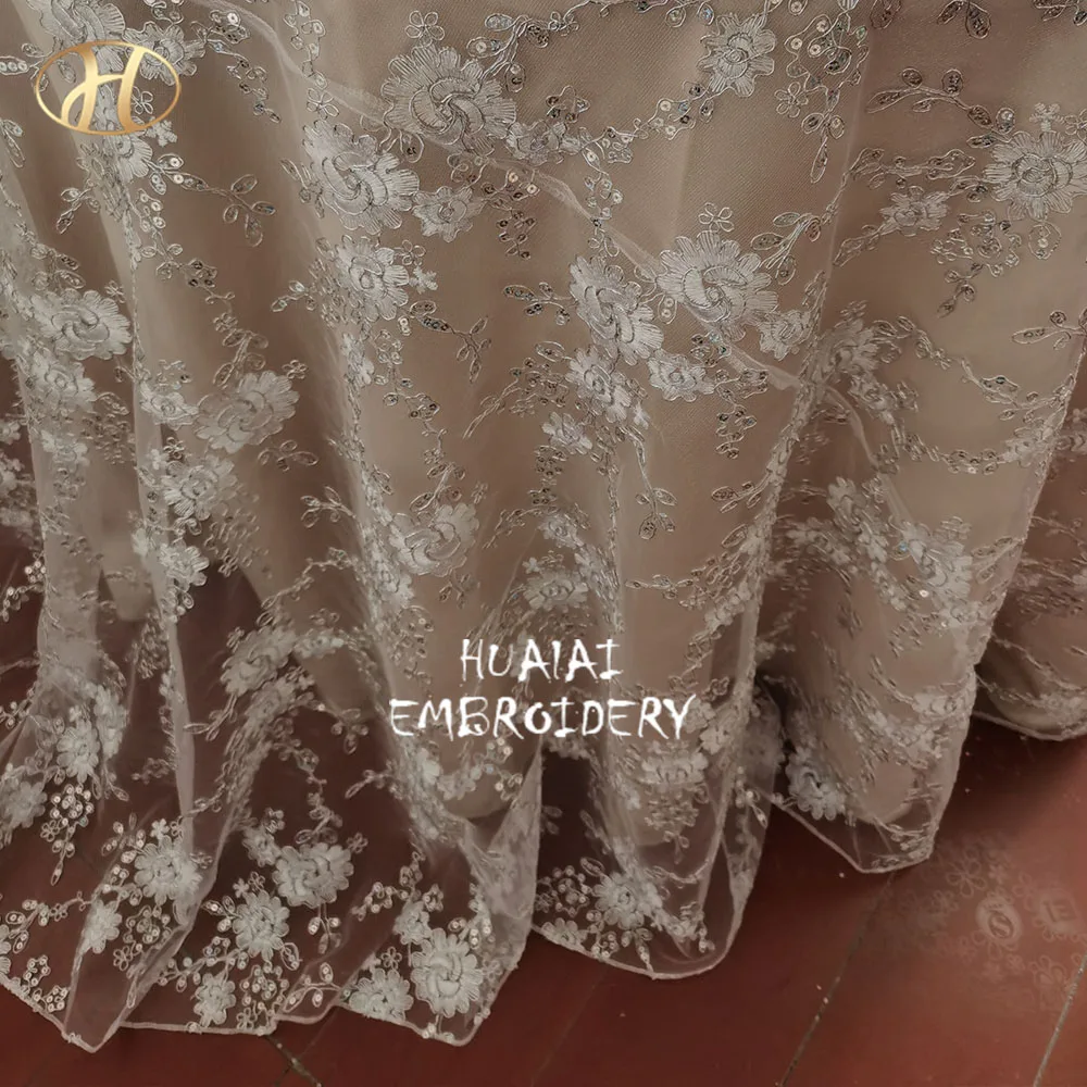 ER020 - 120in White And Silver Tablecloth Luxekant Round 300cm rectangle