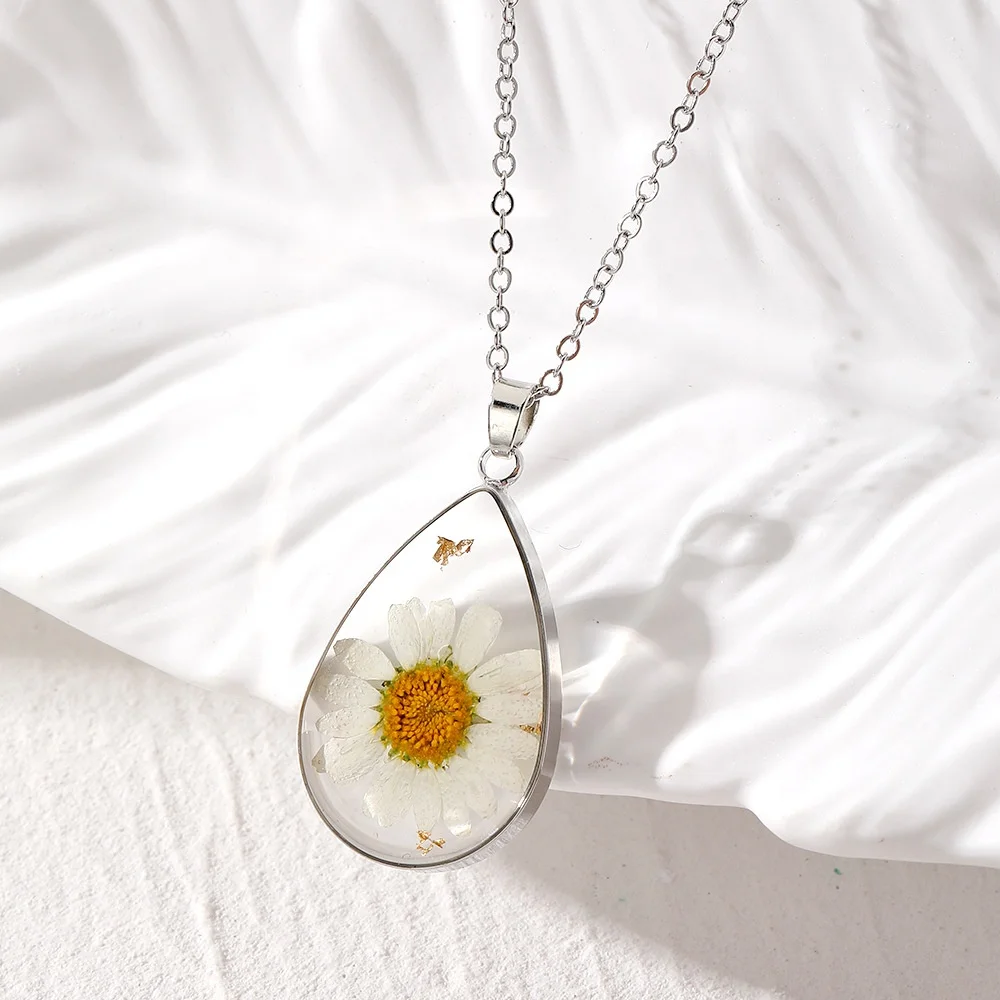 Transparent Glue Daisy Butterfly Pendant Necklace Plated White Gold Water Drop Shaped Colorful Dried Flower Necklace For Women