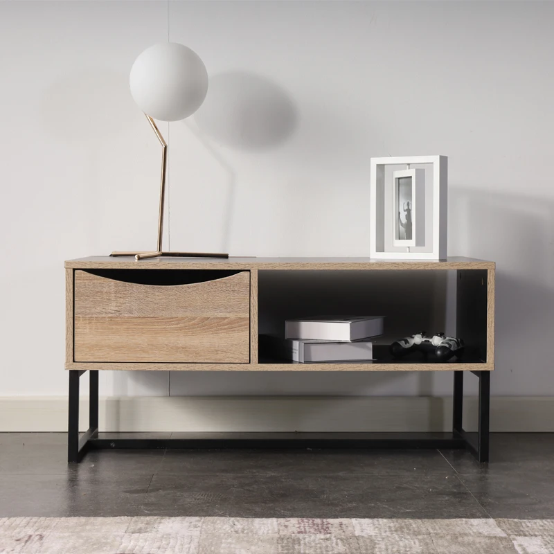  Маленький деревянный металлический кофейный столик с диваном для продажи в гостиной