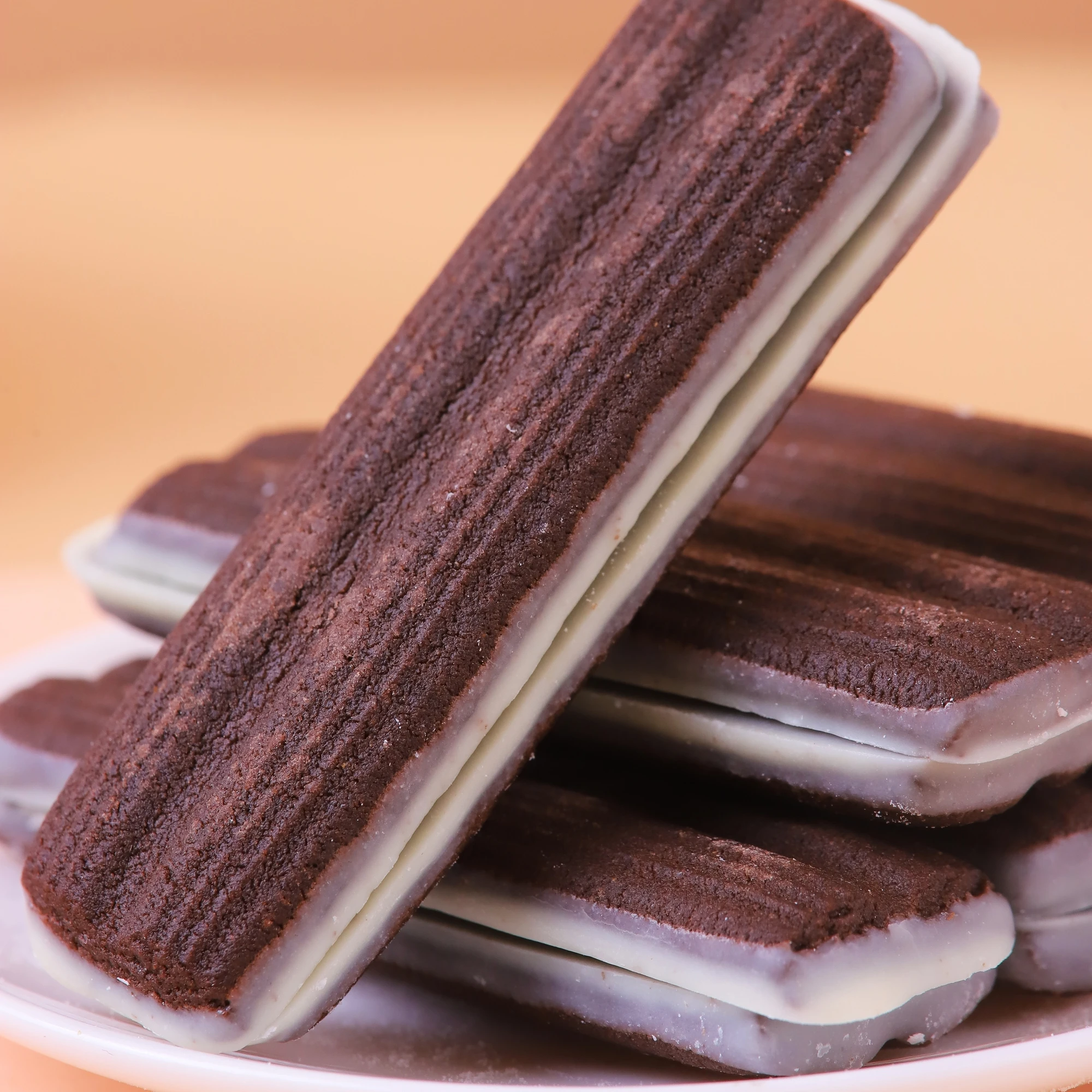 New arrival sandwich filled vanilla strawberry chocolate flavor biscuit 70g