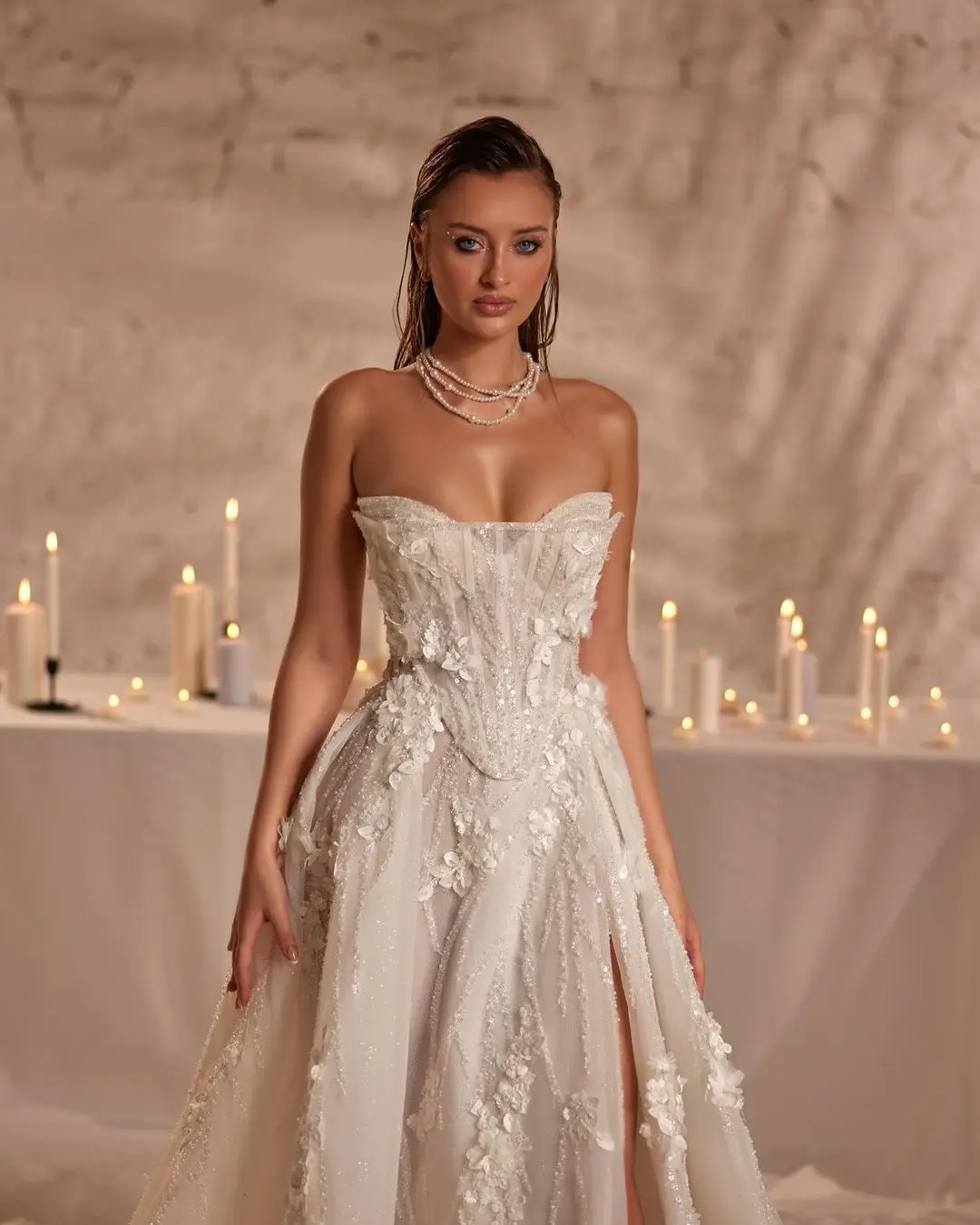 Кружевное бальное платье без бретелек