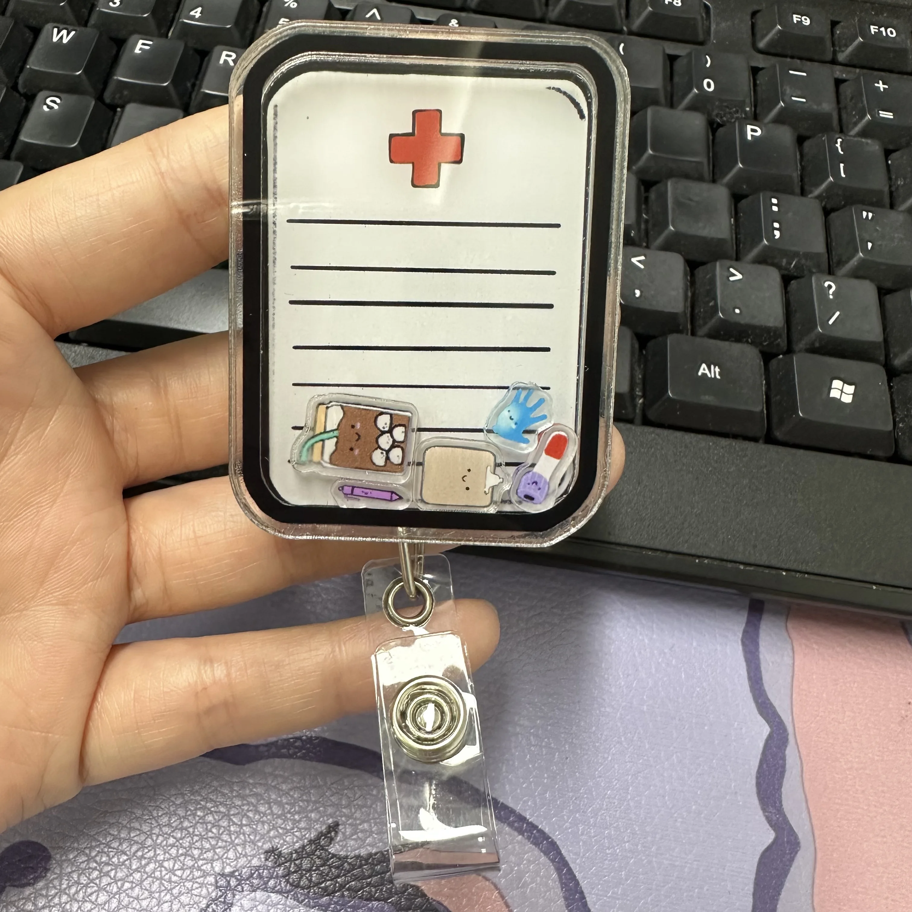 Оптовая продажа аксессуары для медсестер по индивидуальному дизайну выдвижной акриловый шейкер держатель бейджа с зажимом из крокодиловой кожи