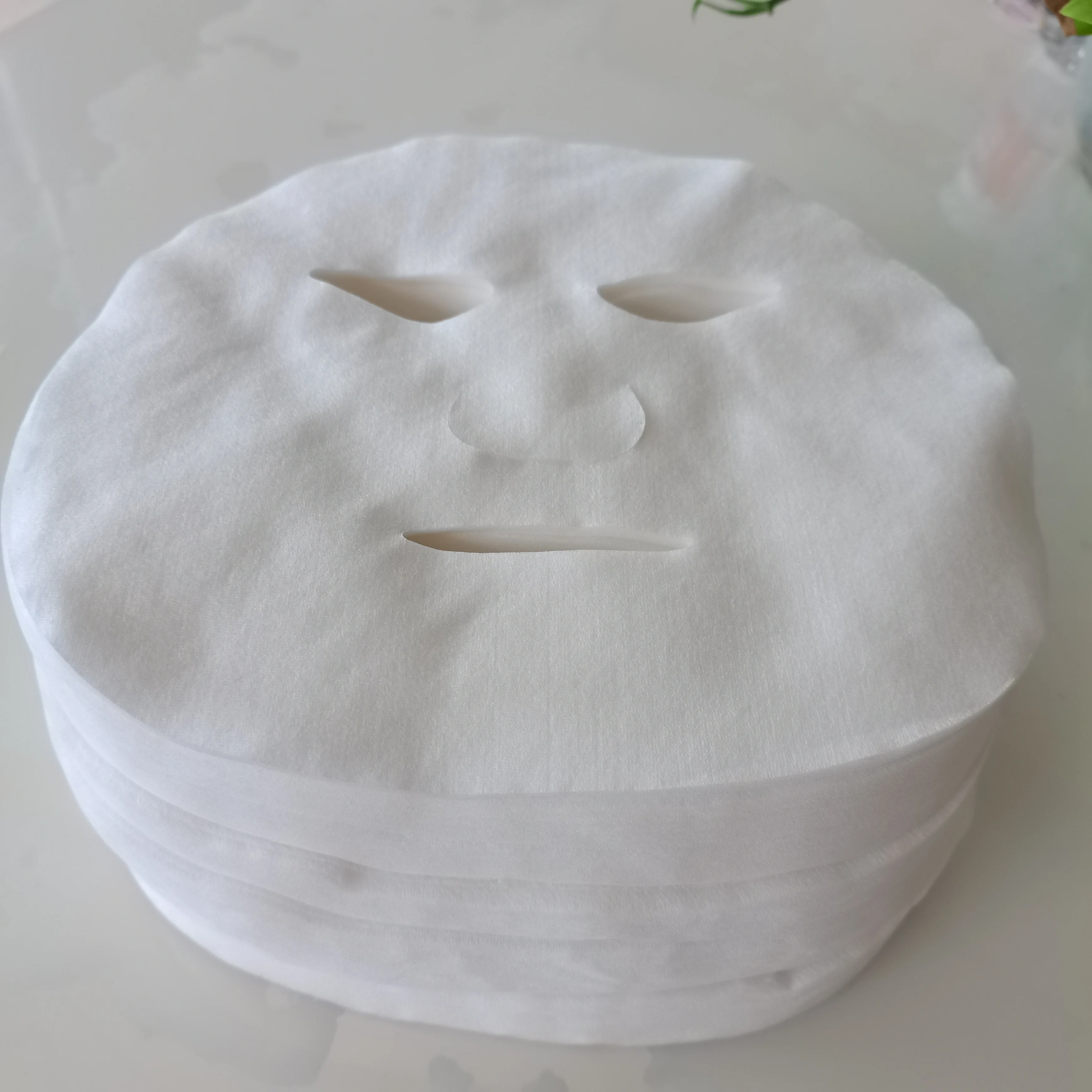 Lyocell fiber nonwoven fabric transparent and breathable facial mask sheet