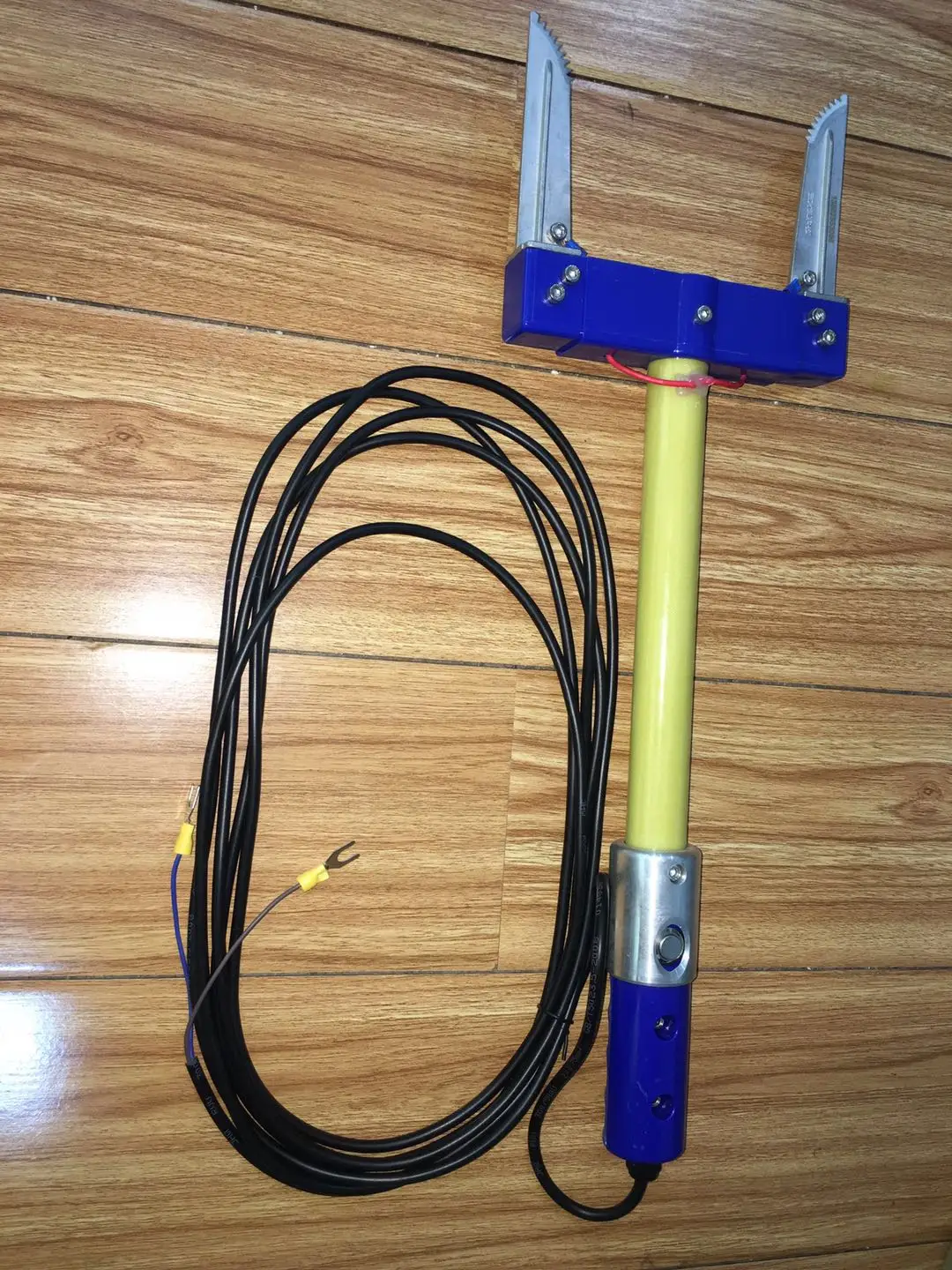 
Anti-fracture Hand-held electrical pig stunner for small scale pig slaughter machine 