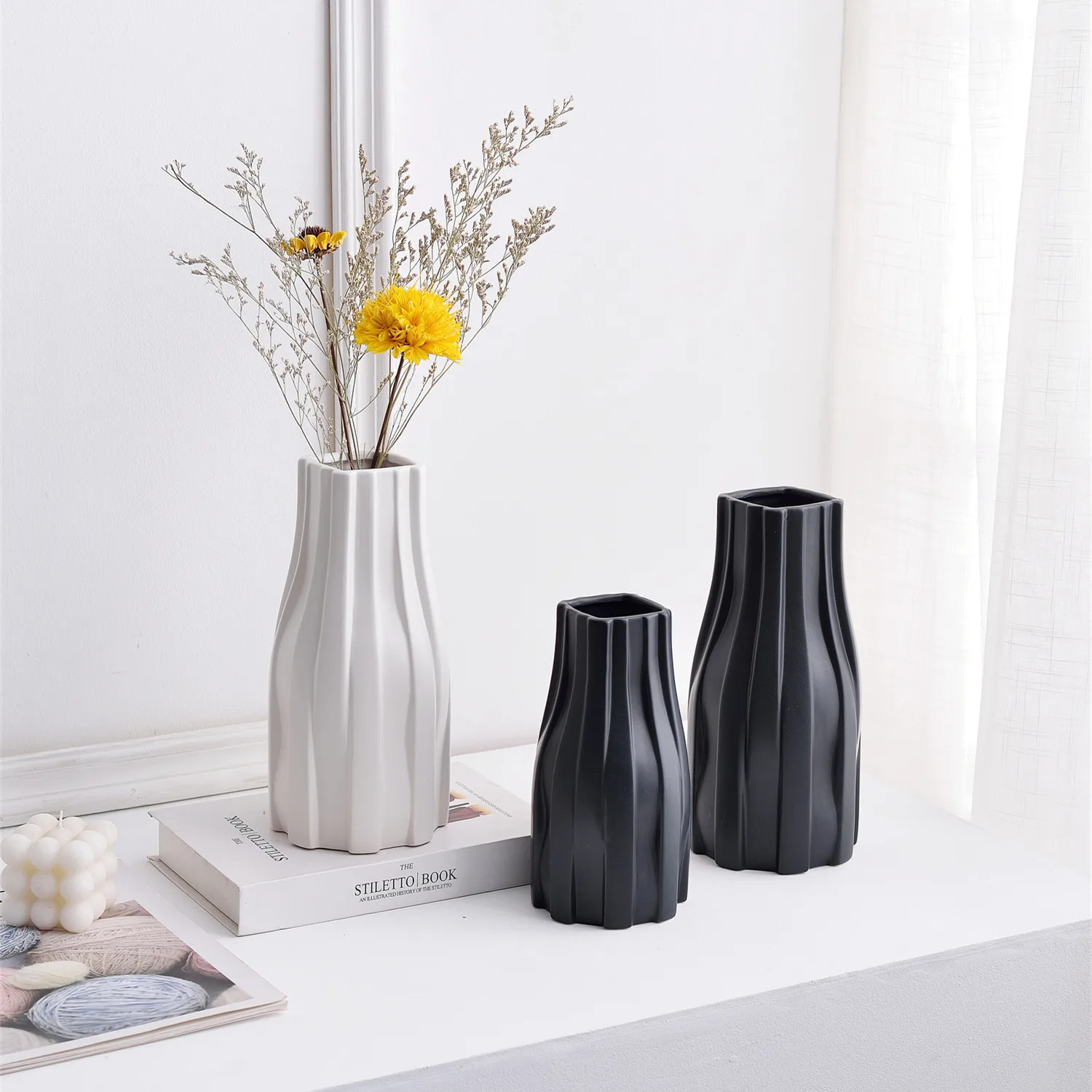 2023 new arrival Simple and silent style glazed sub-flat ceramic vase, modern porcelain vase decoration