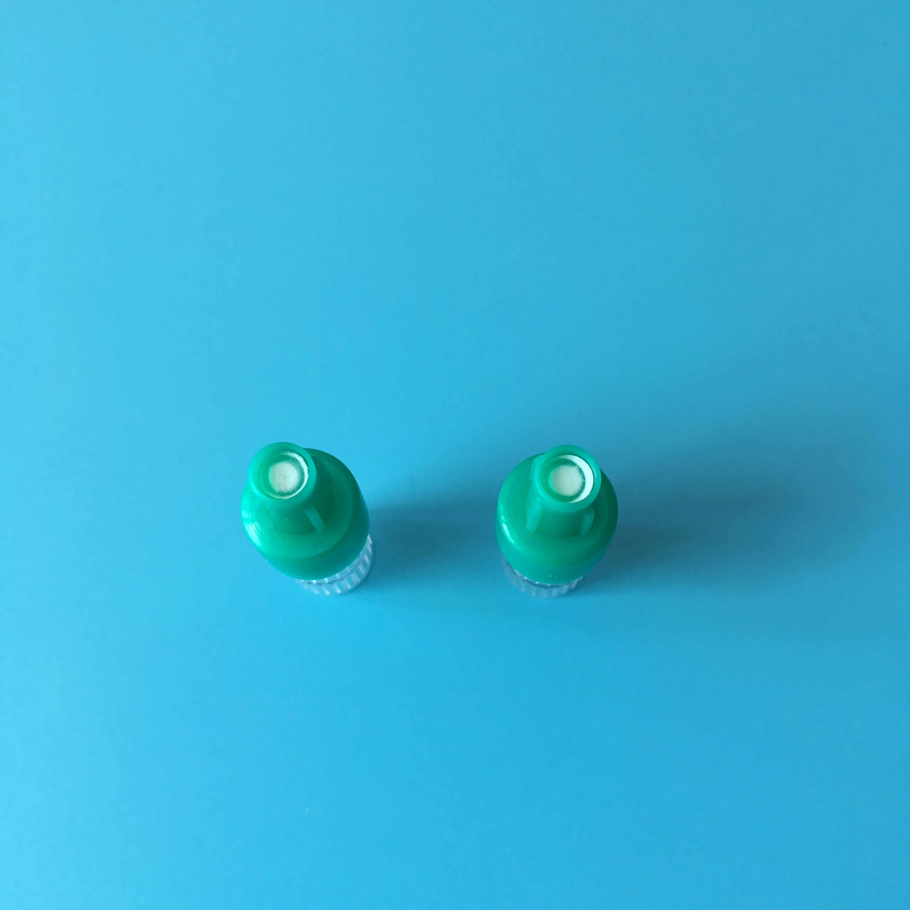 Male luer lock connector protection cap with air filter