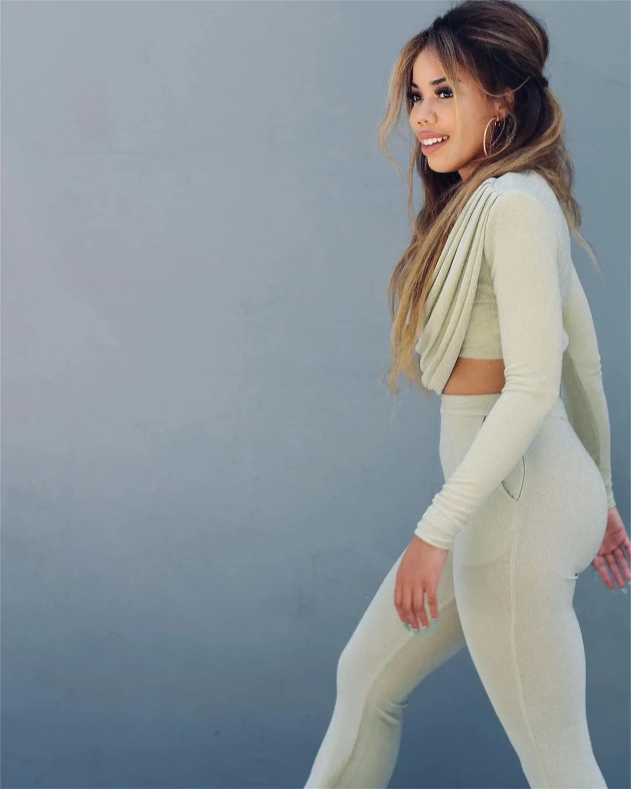 Осень 2021 модные повседневные сексуальные однотонные женские тонкие расклешенные брюки с ворсом, футболка с длинными рукавами, комплект из двух предметов