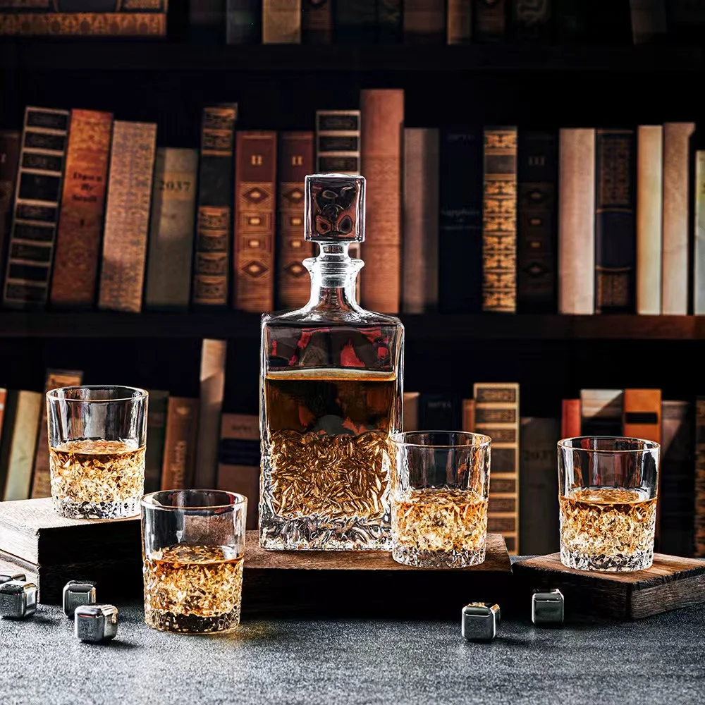 700ml Customized Unique Luxury Gift Decanter Glass Liquor Decanter For The Whiskey Wine Bourbon