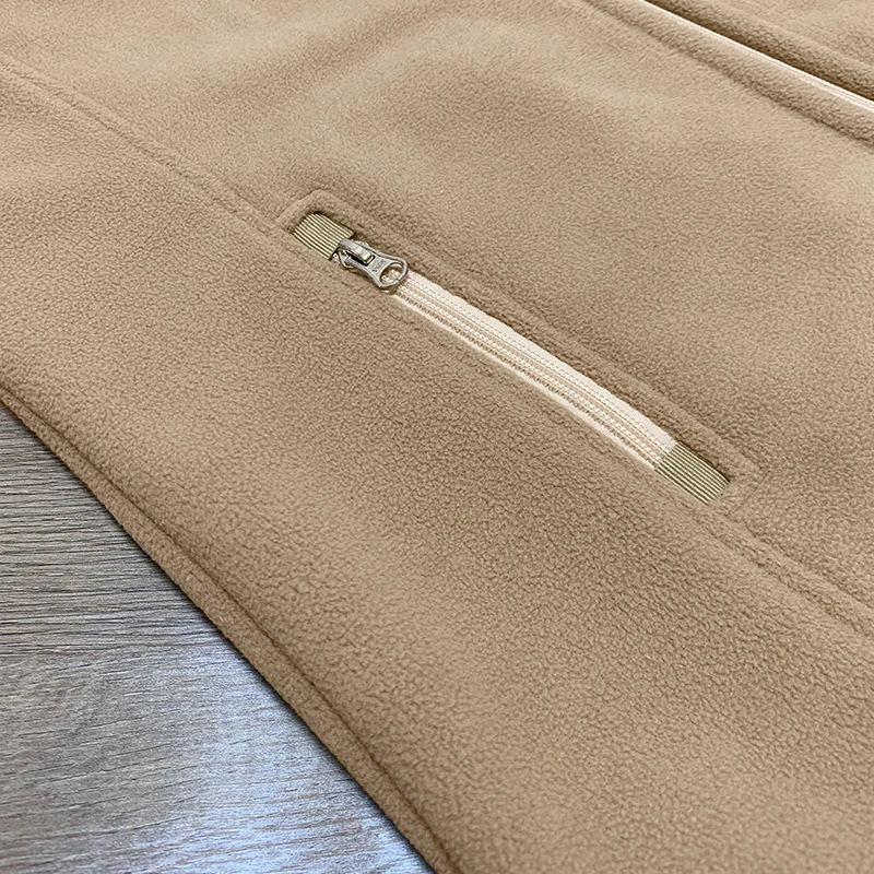 GINWEN Wholesale Hunting Vest Winter Men 100% Polar Fleece Fabric Zipper Closing Side Pockets Inside Cotton Check Lining