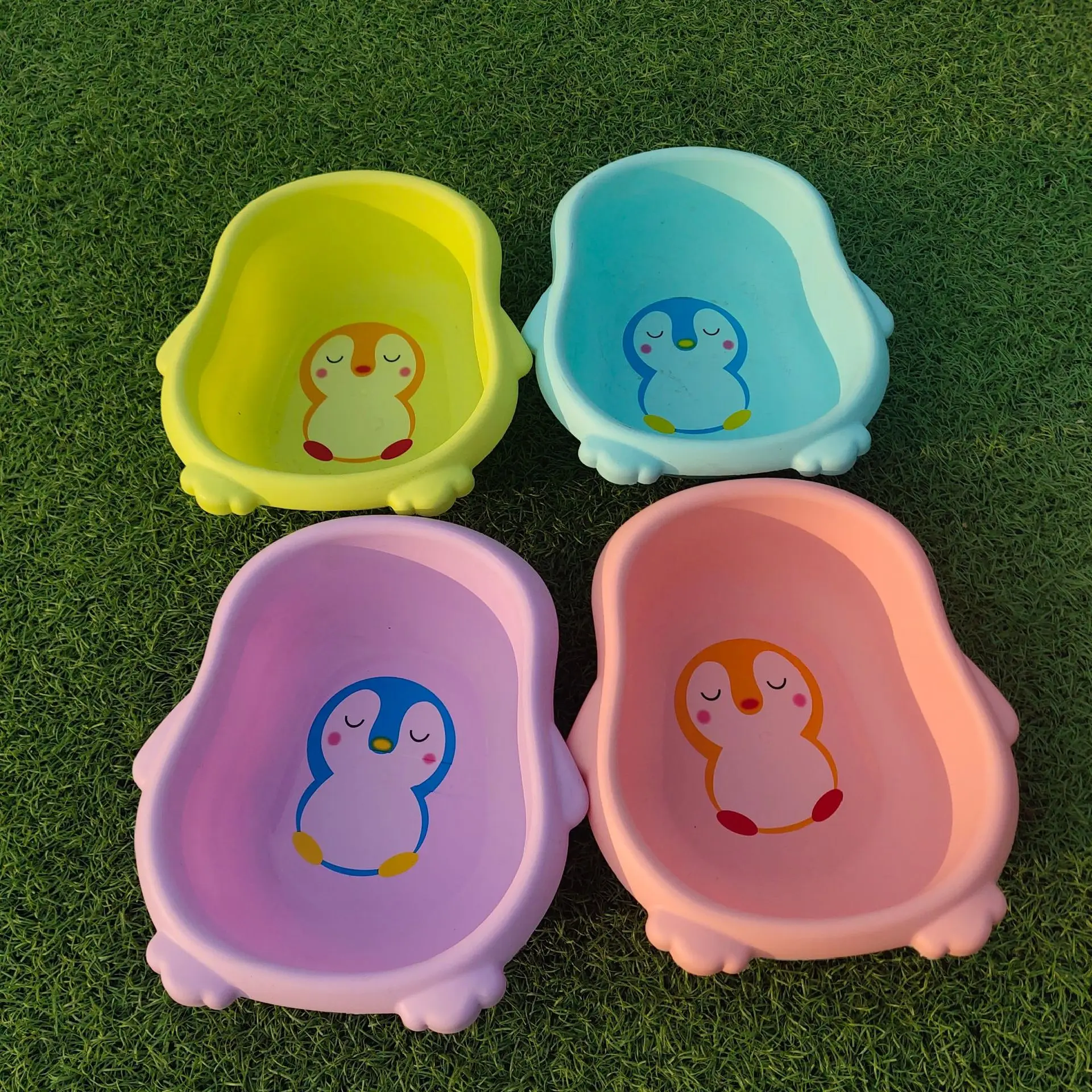 2024 Factory wholesale Creative Plastic Penguin Shaped Cartoon Children Baby Bathe Plastic washbasin