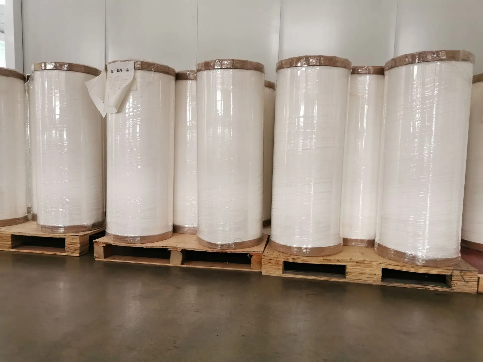 Wholesale vinyl sticker material glossy matte vinyl white pvc printing self adhesive vinyl roll