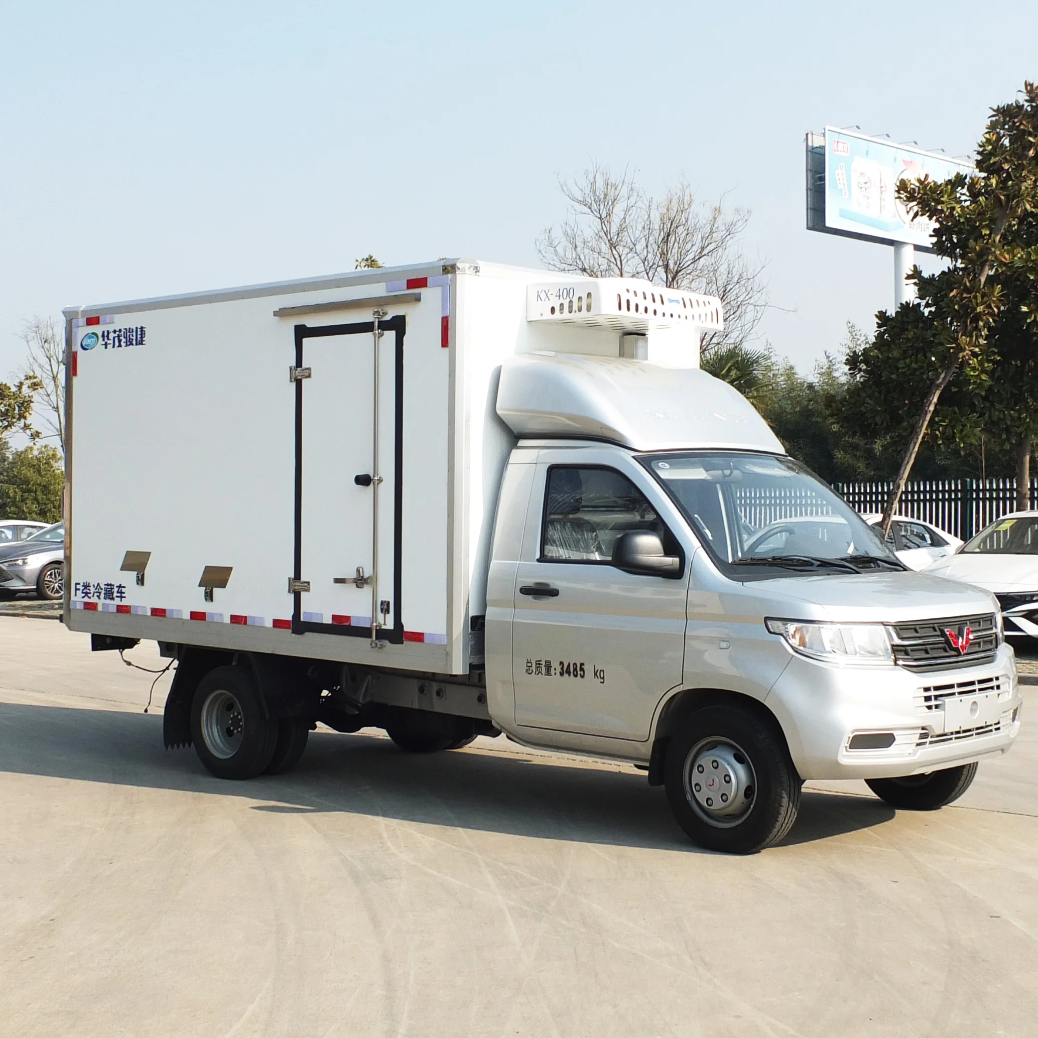 Китайский завод поставляет небольшой бензиновый рефрижератор Wuling Rongguang