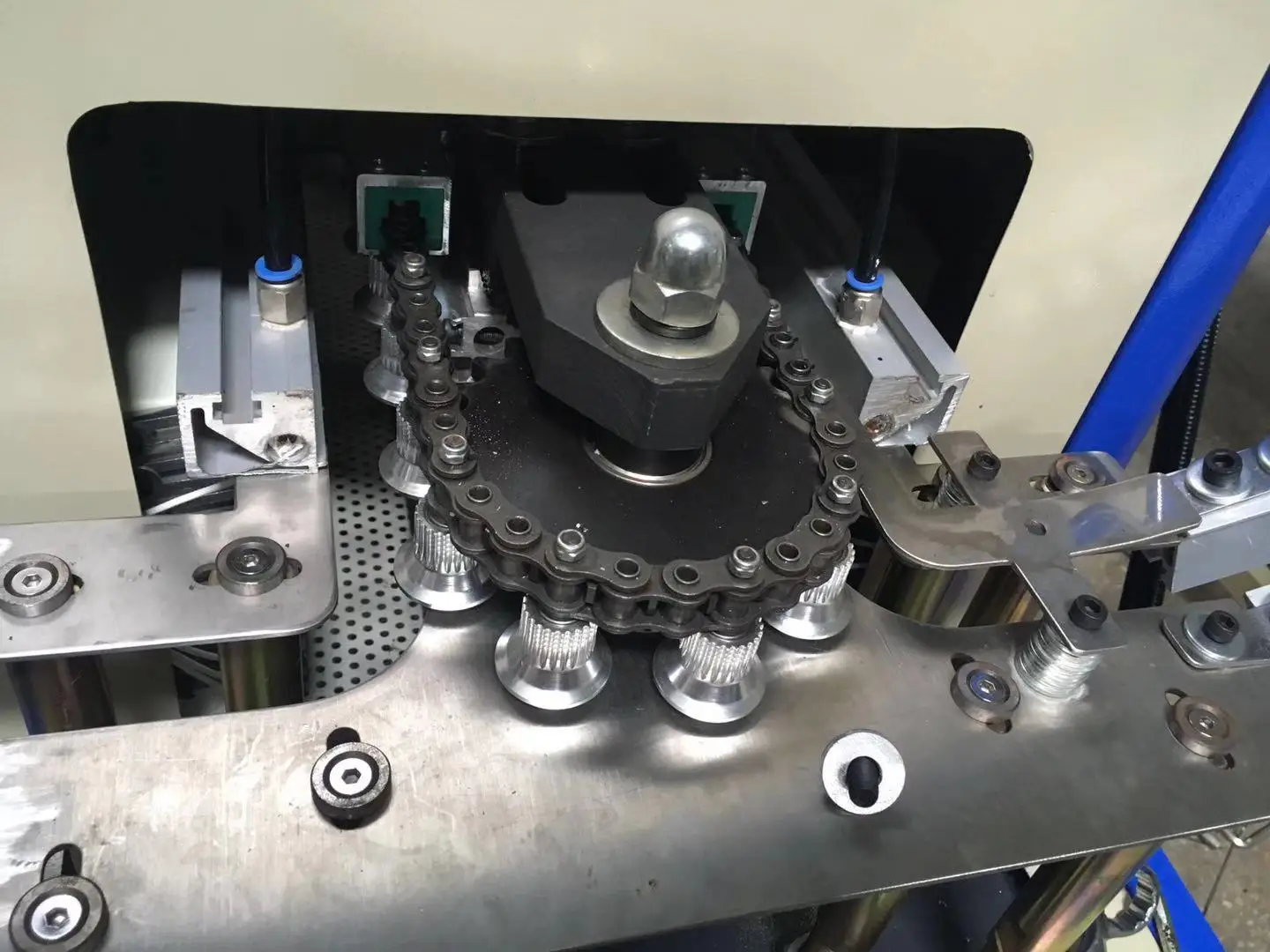 OGMS-4 semi-auto 4 cavity blowing machine with preform autoloader and bottle conveyor