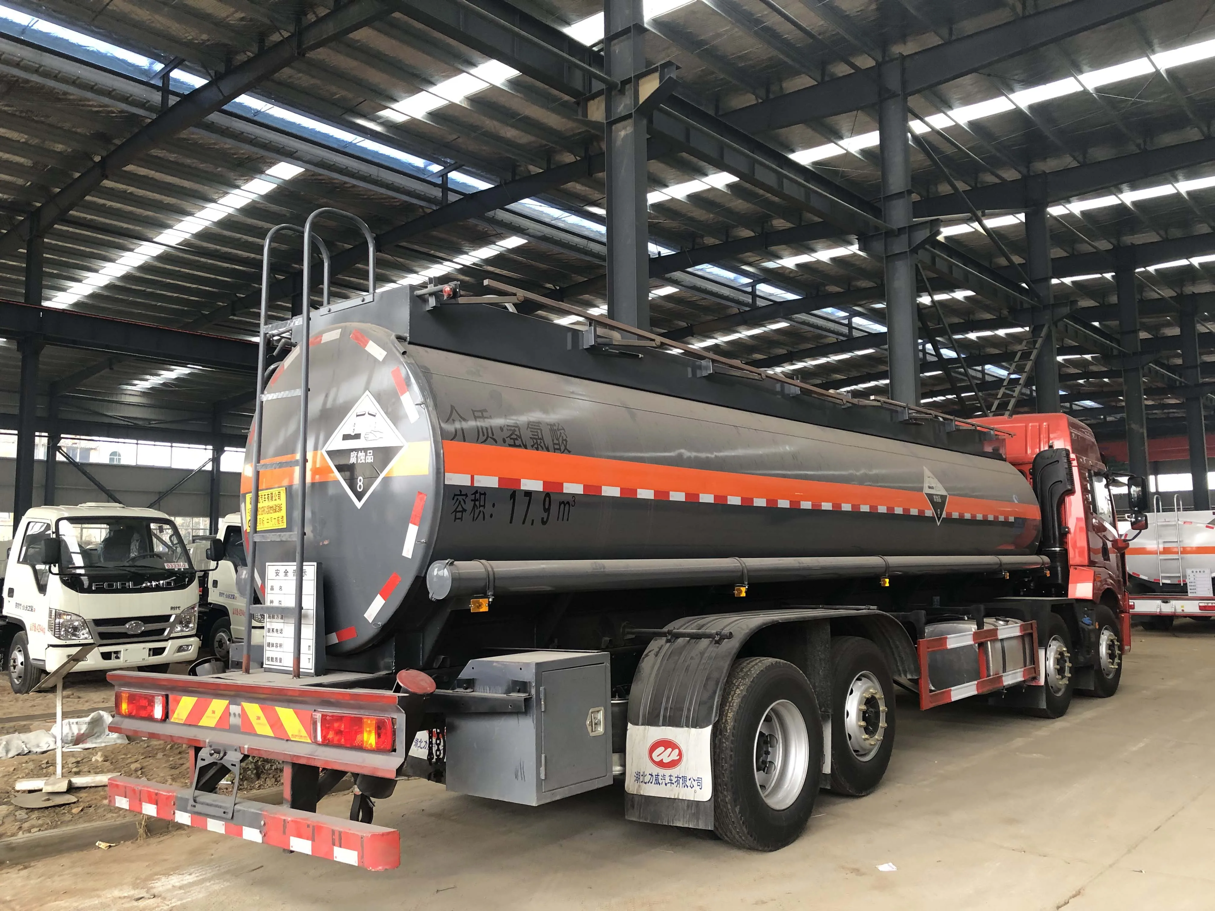 
8x4 Safe Loading And Uploading Shell Oil Field Capacity Fuel Tank Truck 