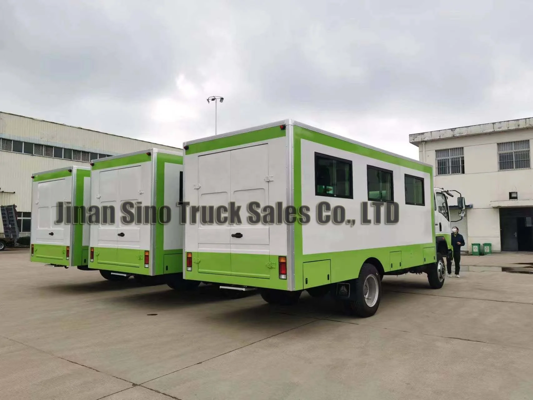 Brand New China Sinotruk Howo 4x4 Diesel all whee driving van truck for 20 seats passager delivery