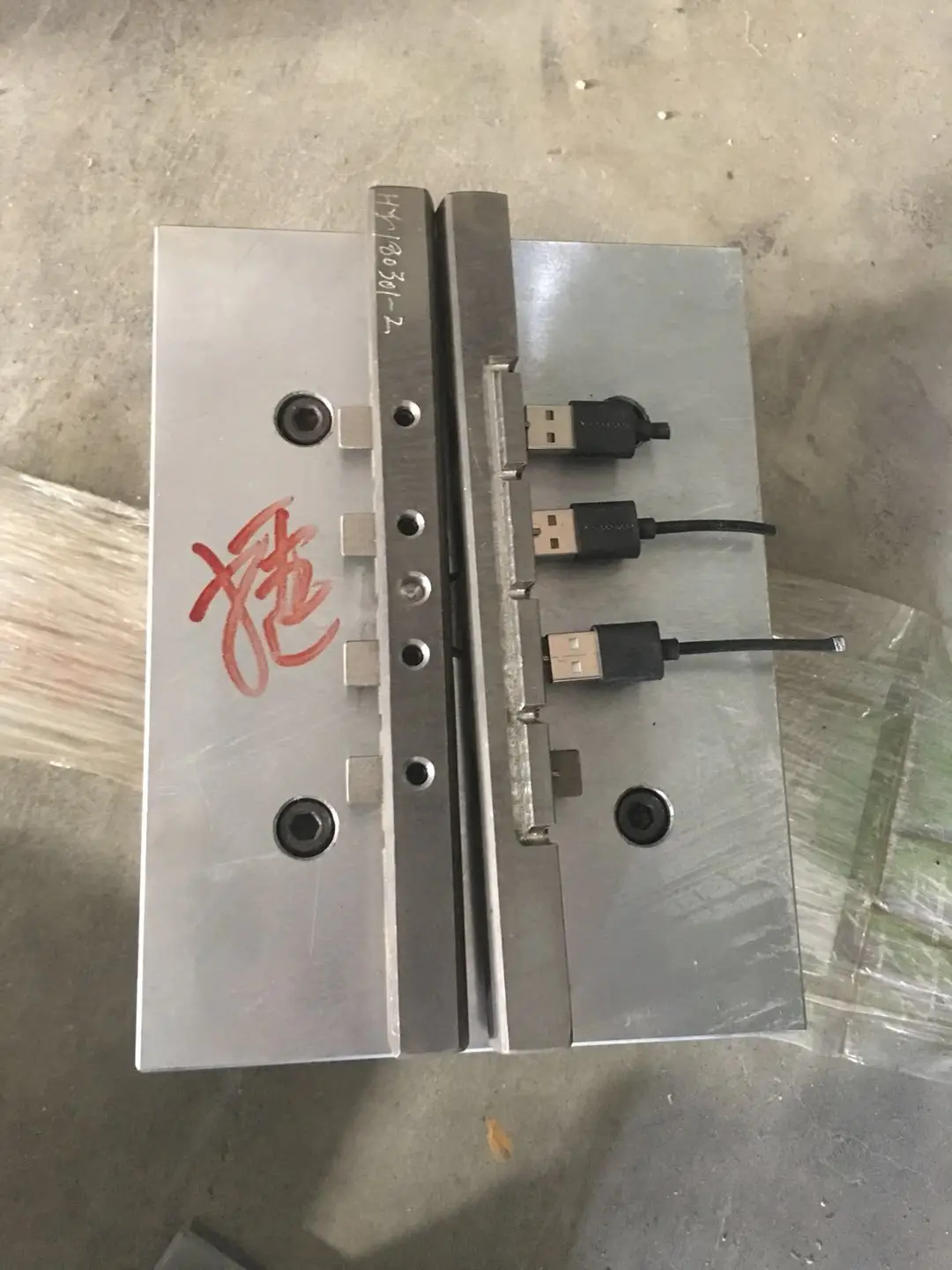 OEM customized usb cable plastic injection mould  data cable mold