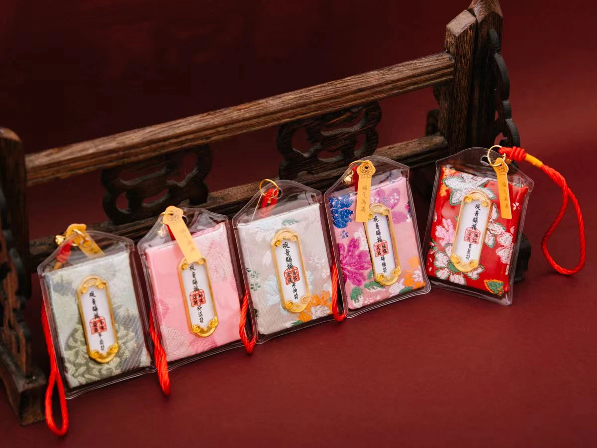 oMaMori Kawaii Maneki Neko Lucky Cat Japanese Amulet Lovely Car Hanger Charm Pompom Keychain