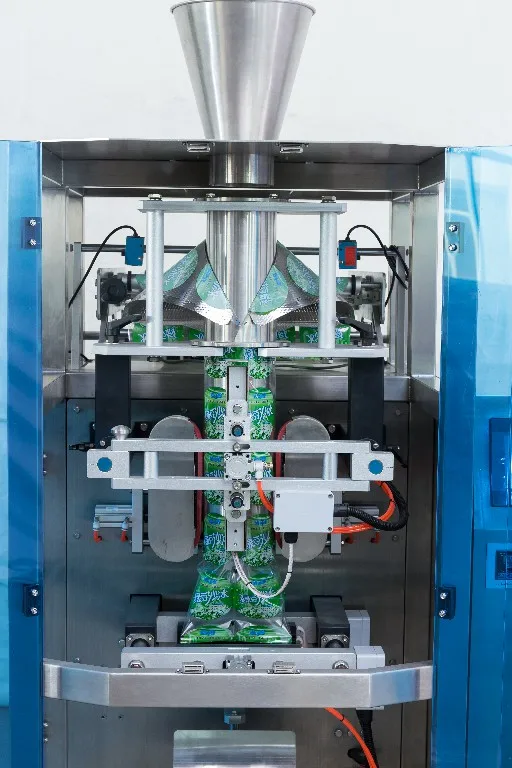 Automatic VFFS vacuum french fires fish ball dumpling weighing and packing frozen food packaging machine for peas chicken