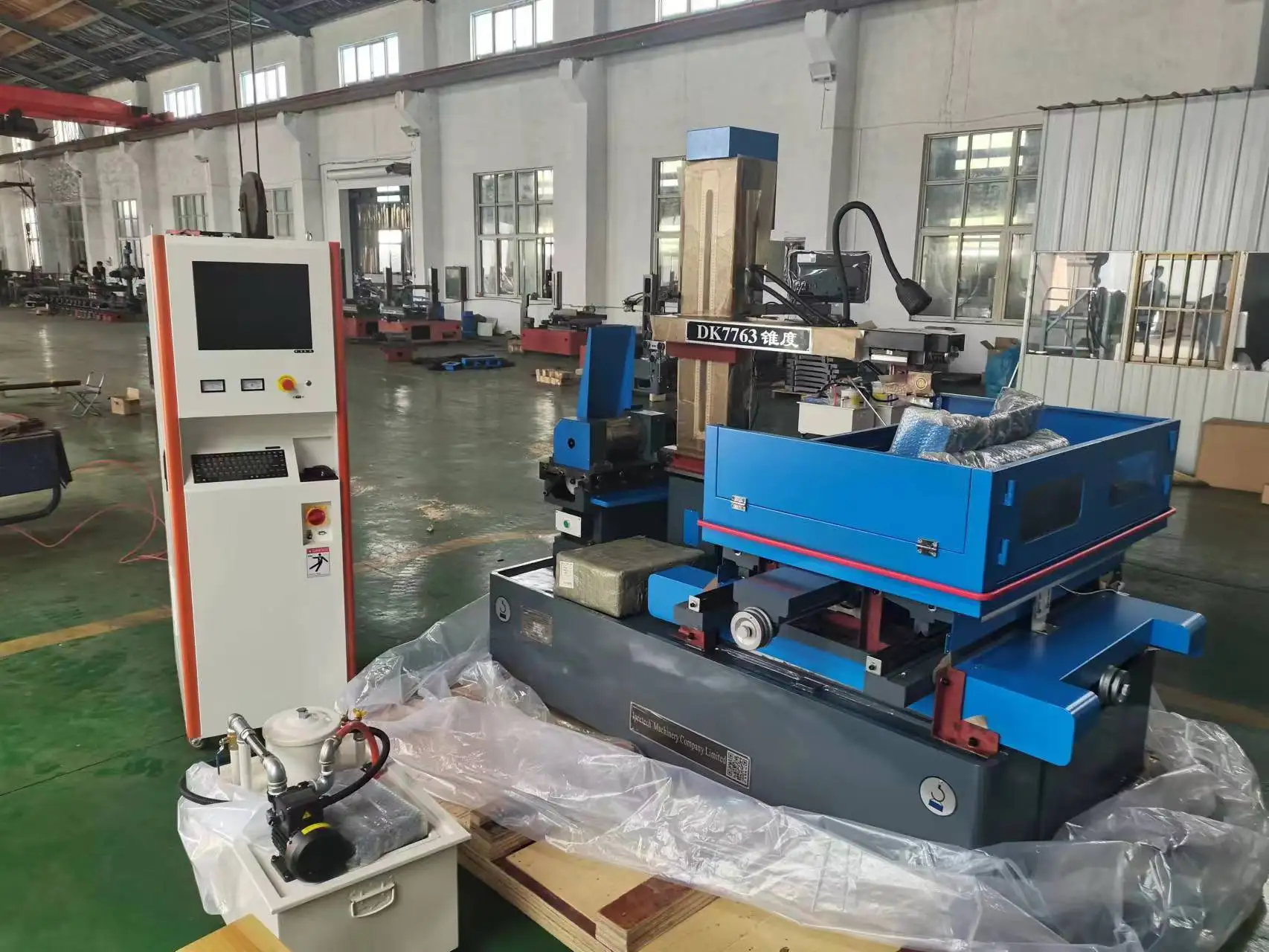 DK Series CNC Precision Fast Speed Wire Cut EDM Machine DK7763 erosion machine servo motor