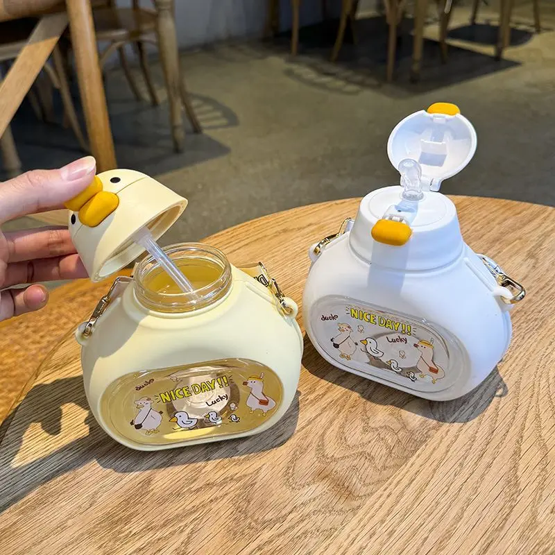 Seaygift Creative Cute duck girl gifts outdoor Children bounce lid drink juice water cup 650ml plastic water bottle with straw